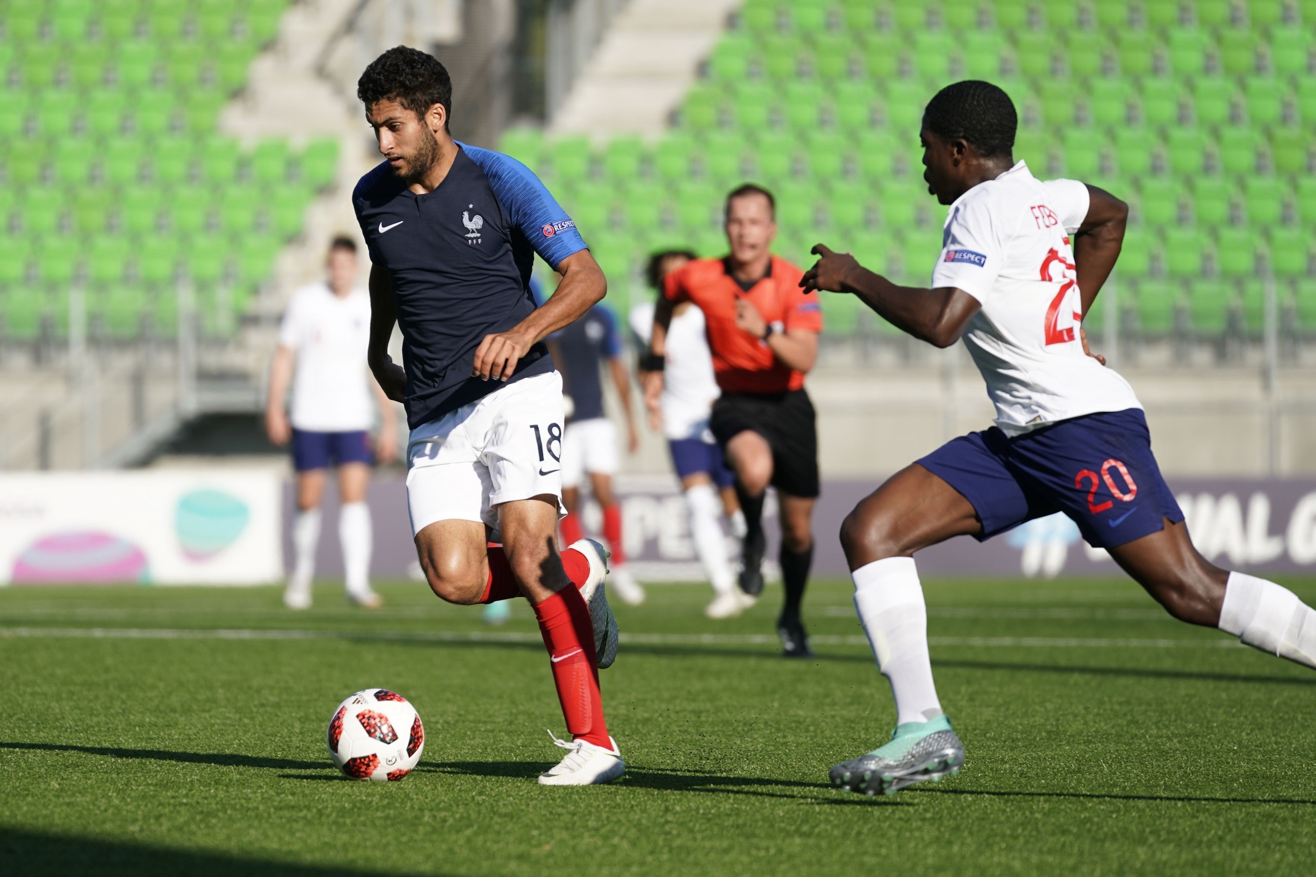 Nabil Alioui of France (L) vies with Nathan Ferguson of England during the football 2018 UEFA European Under-19 Championship Group stage match England vs France in Vaasa, on July 23, 2018. (Photo by Timo Aalto / Lehtikuva / AFP)        (Photo credit shoul