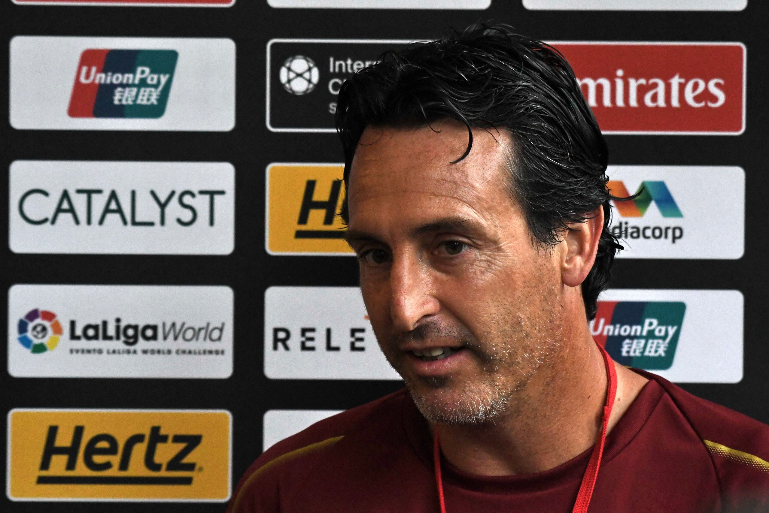 Arsenal manager Unai Emery speaks to reporters during an interview following the team training session for the International Champions Cup match in Singapore on July 25, 2018. (Photo by Roslan RAHMAN / AFP)        (Photo credit should read ROSLAN RAHMAN/A