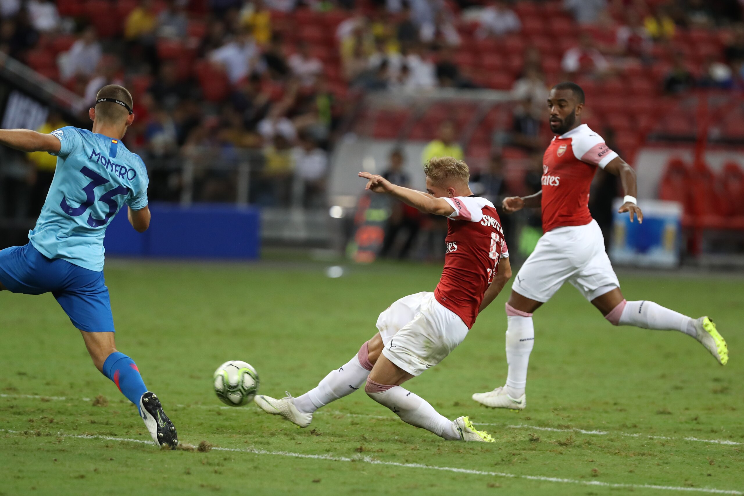 SINGAPORE, SINGAPORE - JULY 26: Emile Smith Rowe of Arsenal scores for Arsenal during the International Champions Cup 2018 match between Club Atletico de Madrid and Arsenal at the National Stadium on July 26, 2018 in Singapore. (Photo by Lionel Ng/Getty I