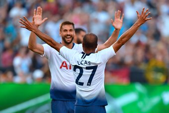 Lucas Moura (L) of Tottenham Hotspur celebrates with Fernando Llorente after scoring the equalizer agaist AS Roma during their International Champions Cup match in San Diego, California on July 25, 2018, where Tottenham defeated Roma 4-1. (Photo by Freder