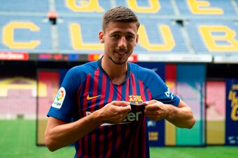Barcelona«'s new player French defender Clement Lenglet poses with his new jersey during his official presentation at the Camp Nou stadium in Barcelona on July 13, 2018. - Clement Lenglet will join up with compatriots Samuel Umtiti and Ousmane Dembele at 