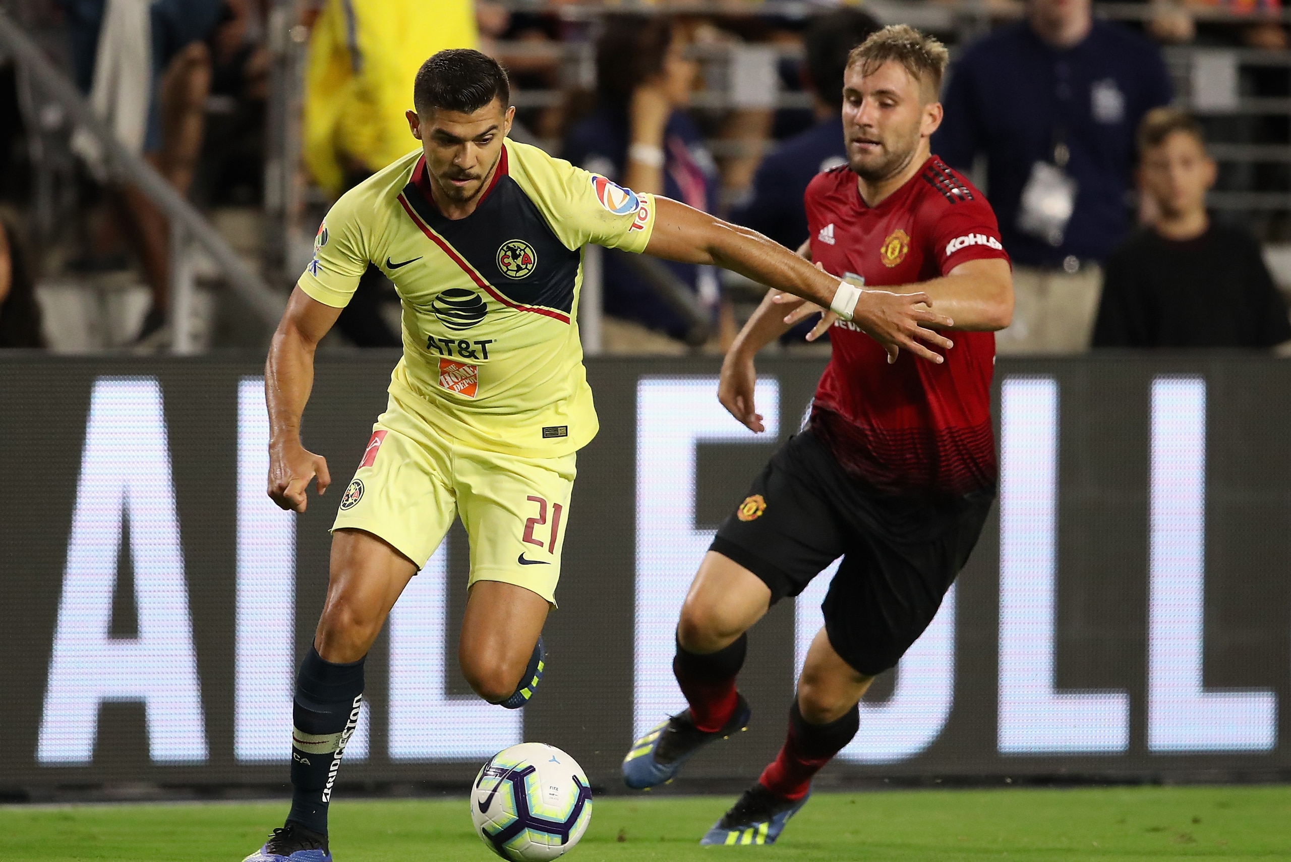 GLENDALE, AZ - JULY 19:  Henry Martin #21 of Club America controls the ball past Luke Shaw #23 of Manchester United during the International Champions Cup game at the University of Phoenix Stadium on July 19, 2018 in Glendale, Arizona.  (Photo by Christia