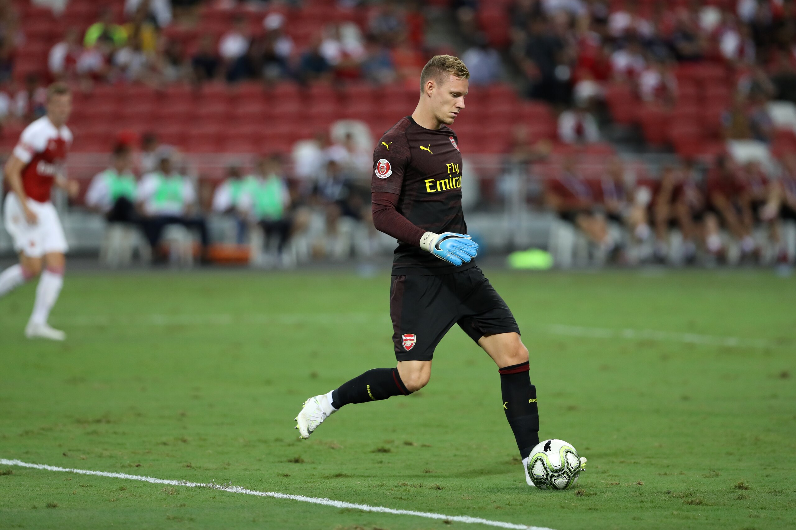 SINGAPORE, SINGAPORE - JULY 26: Bernd Leno of Arsenal passes the ball during the International Champions Cup 2018 match between Club Atletico de Madrid and Arsenal at the National Stadium on July 26, 2018 in Singapore. (Photo by Lionel Ng/Getty Images)