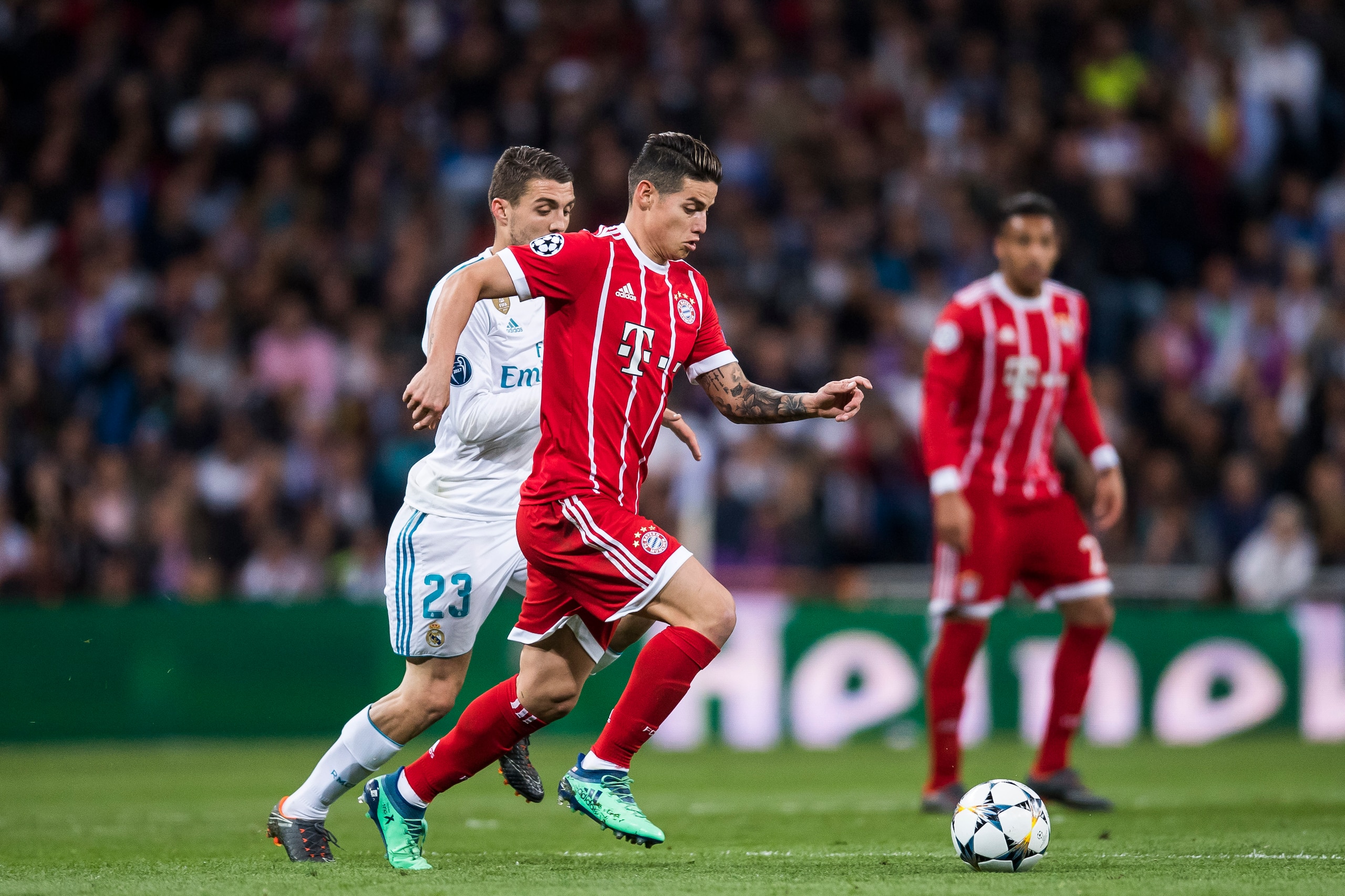 MADRID, SPAIN - MAY 01: James Rodriguez (R) of FC Bayern Munich battles for the ball with Mateo Kovacic of Real Madrid during the UEFA Champions League Semi Final Second Leg match between Real Madrid and Bayern Muenchen at the Bernabeu on May 1, 2018 in M