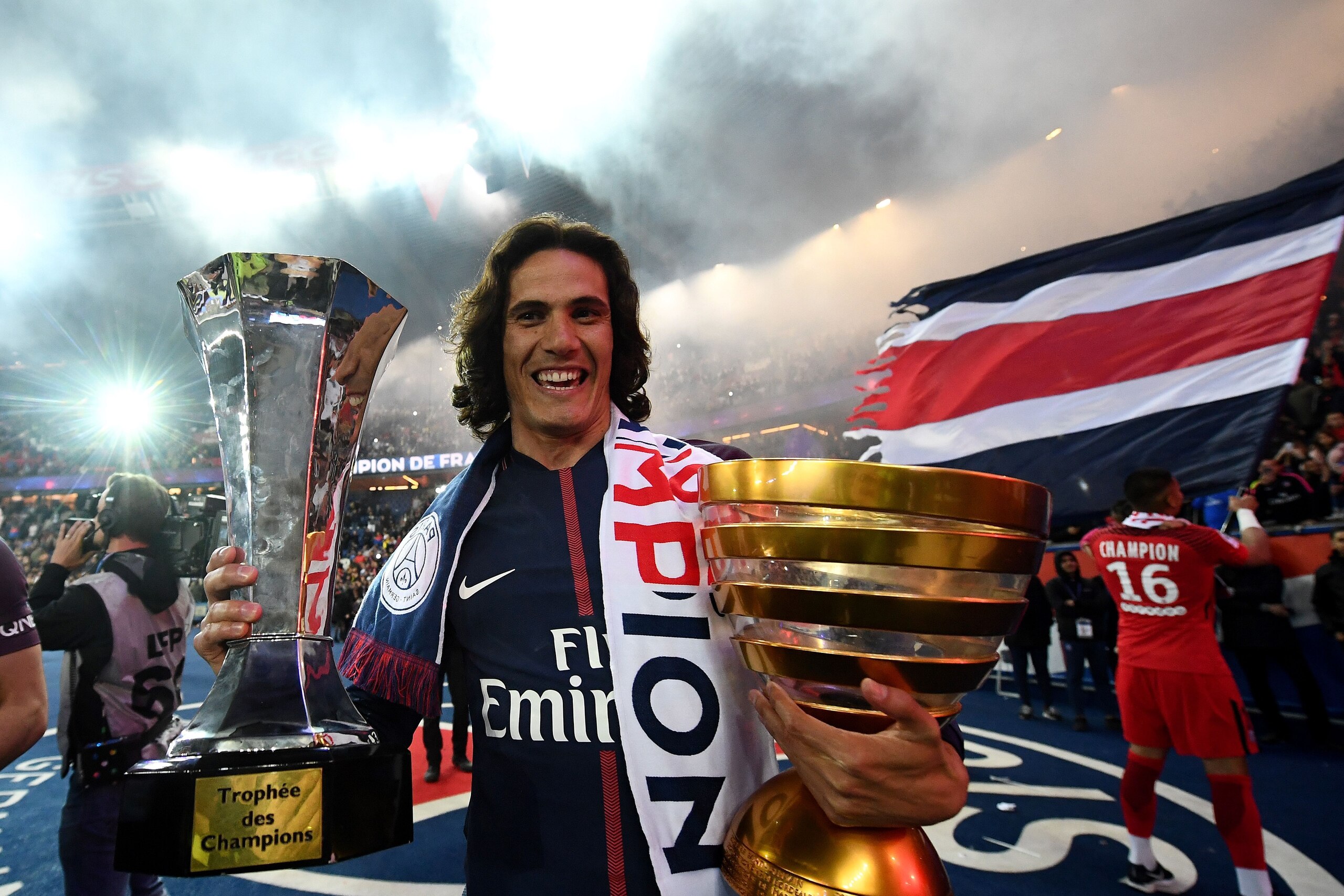 TOPSHOT - Paris Saint-Germain's Uruguayan forward Edinson Cavani celebrates after winning the French L1 title at the end of the French L1 football match Paris Saint-Germain (PSG) vs Rennes on May 12, 2018 at the Parc des Princes stadium in Paris. (Photo b