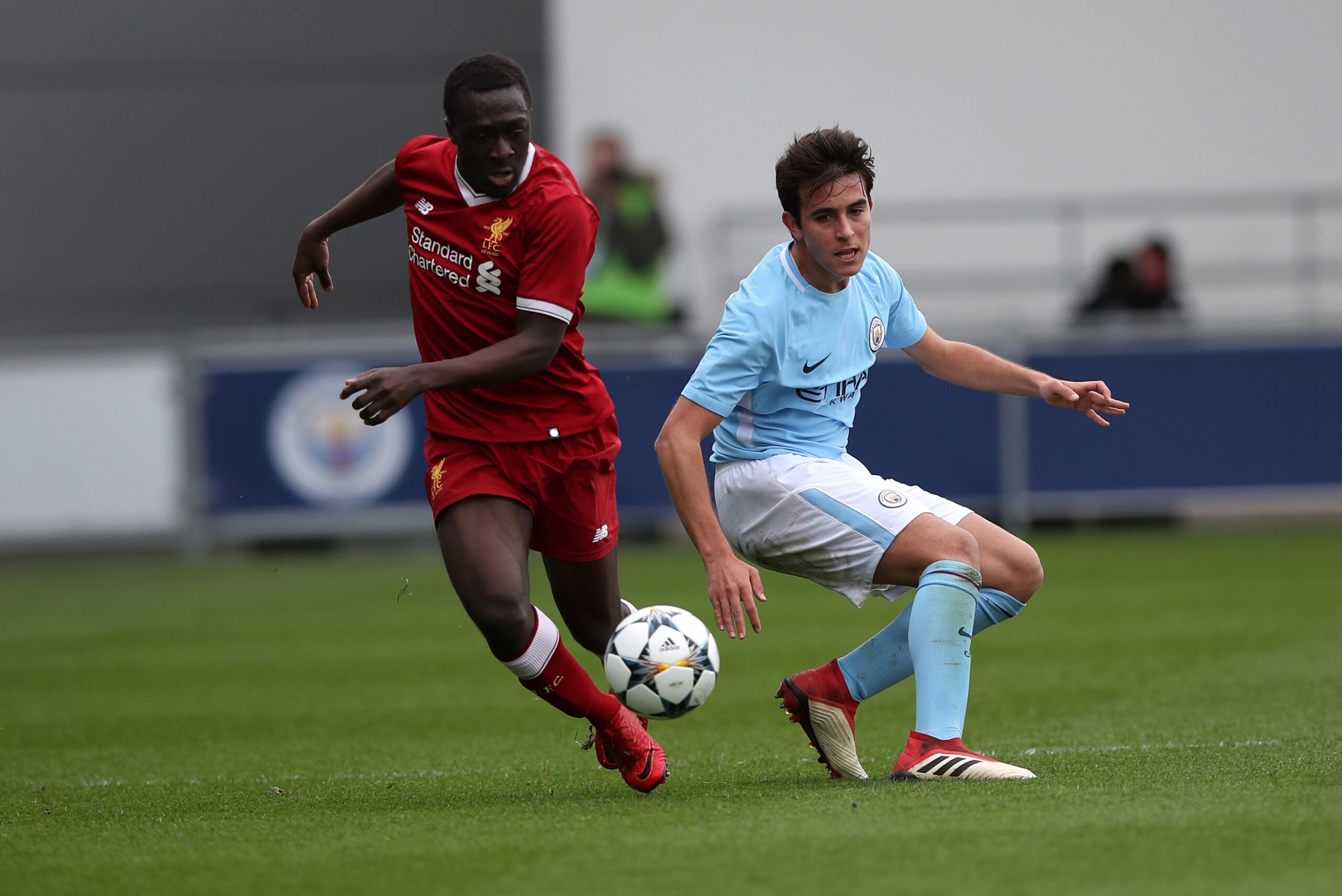 MANCHESTER, ENGLAND - MARCH 14: Eric Garcia of Manchester City and OmoboLajl Adeekanye of Liverpool compete for the ball during the UEFA Youth League Quarter-Final at Manchester City Football Academy on March 14, 2018 in Manchester, England. (Photo by Man MANCHESTER, ENGLAND - MARCH 14: Eric Garcia of Manchester City and OmoboLajl Adeekanye of Liverpool compete for the ball during the UEFA Youth League Quarter-Final at Manchester City Football Academy on March 14, 2018 in Manchester, England. (Photo by Man
