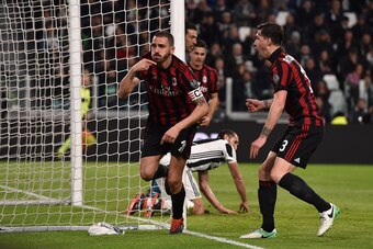 TURIN, ITALY - MARCH 31:  Leonardo Bonucci of Milan celebrates after scoring the equalizing goal during the serie A match between Juventus and AC Milan at Allianz Stadium on March 31, 2018 in Turin, Italy.  (Photo by Tullio M. Puglia/Getty Images )