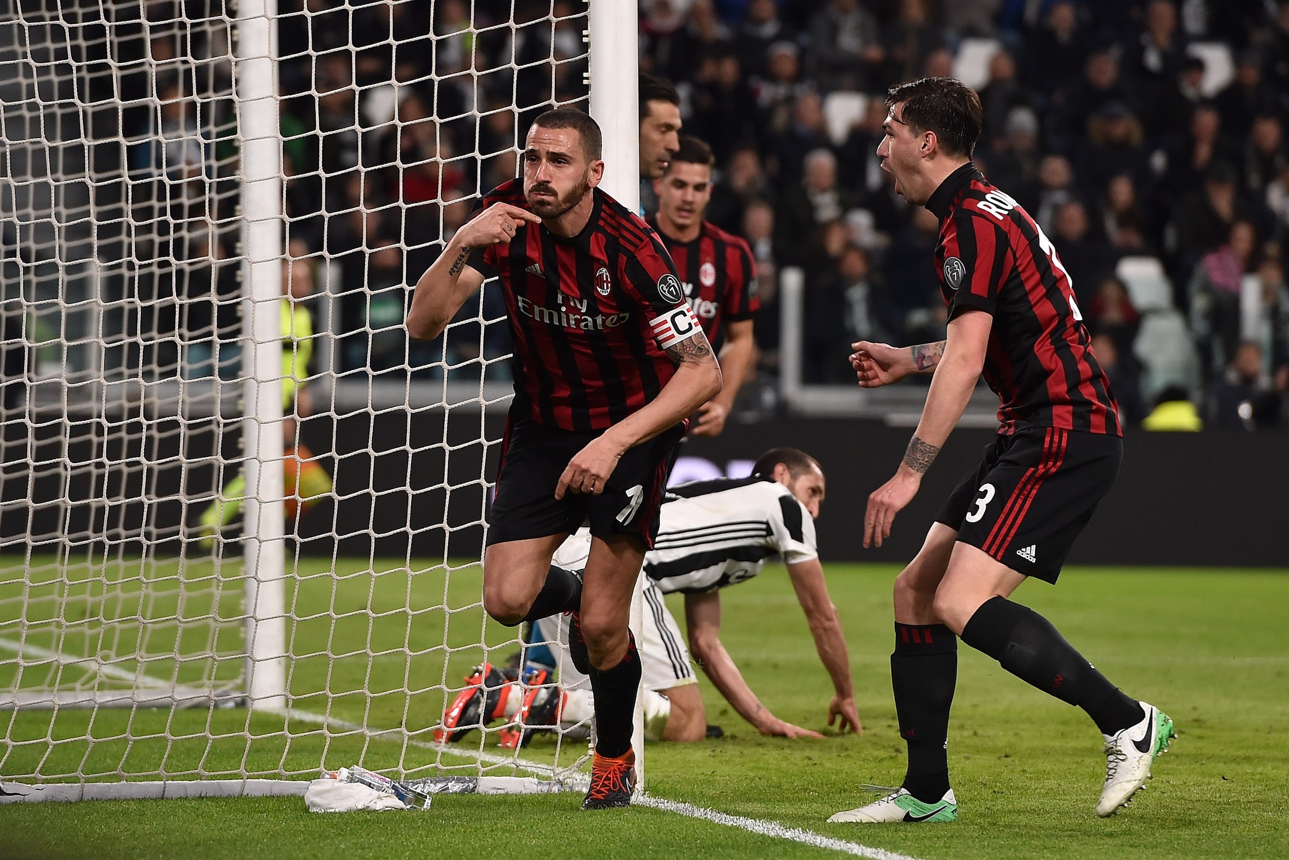 TURIN, ITALY - MARCH 31:  Leonardo Bonucci of Milan celebrates after scoring the equalizing goal during the serie A match between Juventus and AC Milan at Allianz Stadium on March 31, 2018 in Turin, Italy.  (Photo by Tullio M. Puglia/Getty Images )