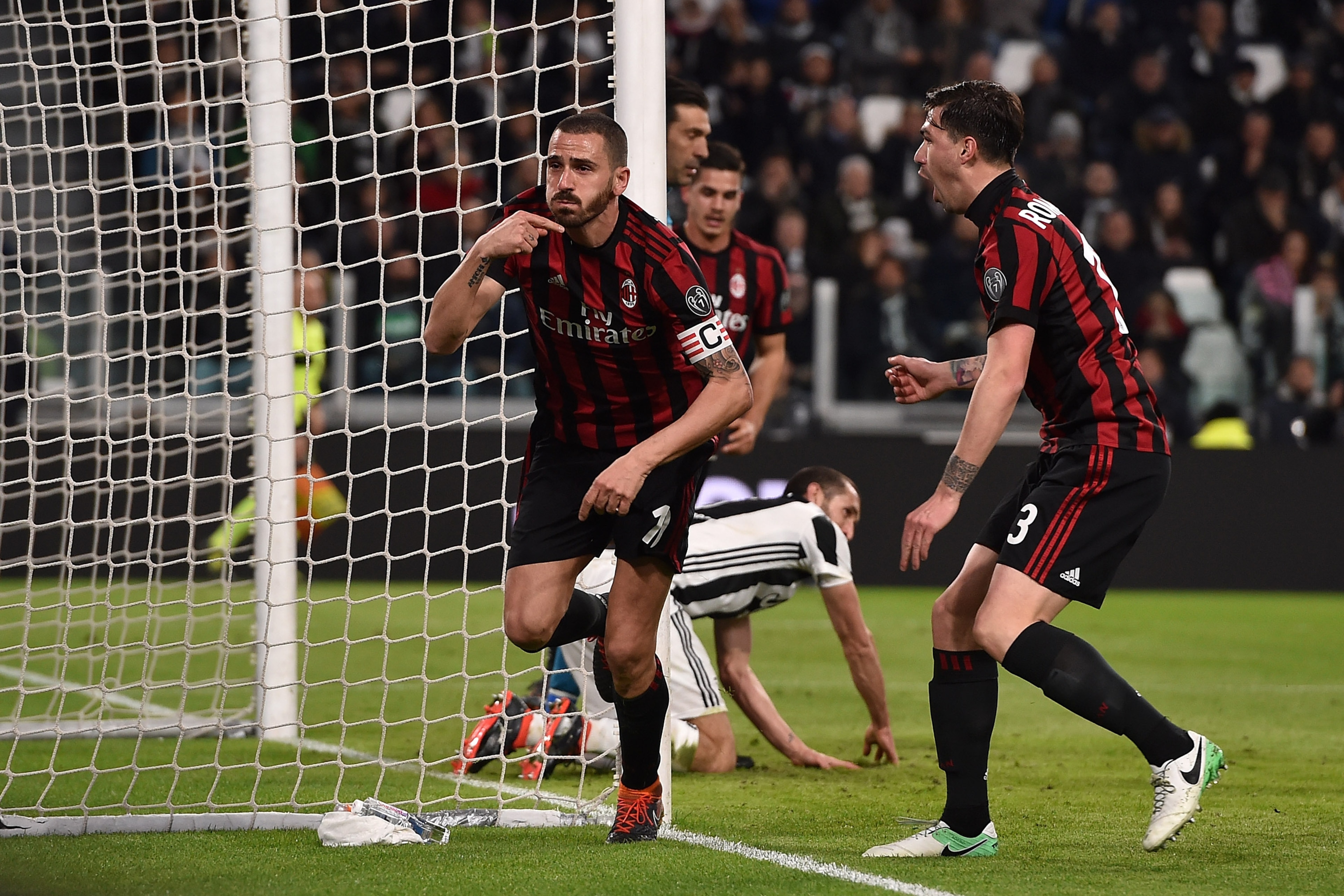 TURIN, ITALY - MARCH 31:  Leonardo Bonucci of Milan celebrates after scoring the equalizing goal during the serie A match between Juventus and AC Milan at Allianz Stadium on March 31, 2018 in Turin, Italy.  (Photo by Tullio M. Puglia/Getty Images )