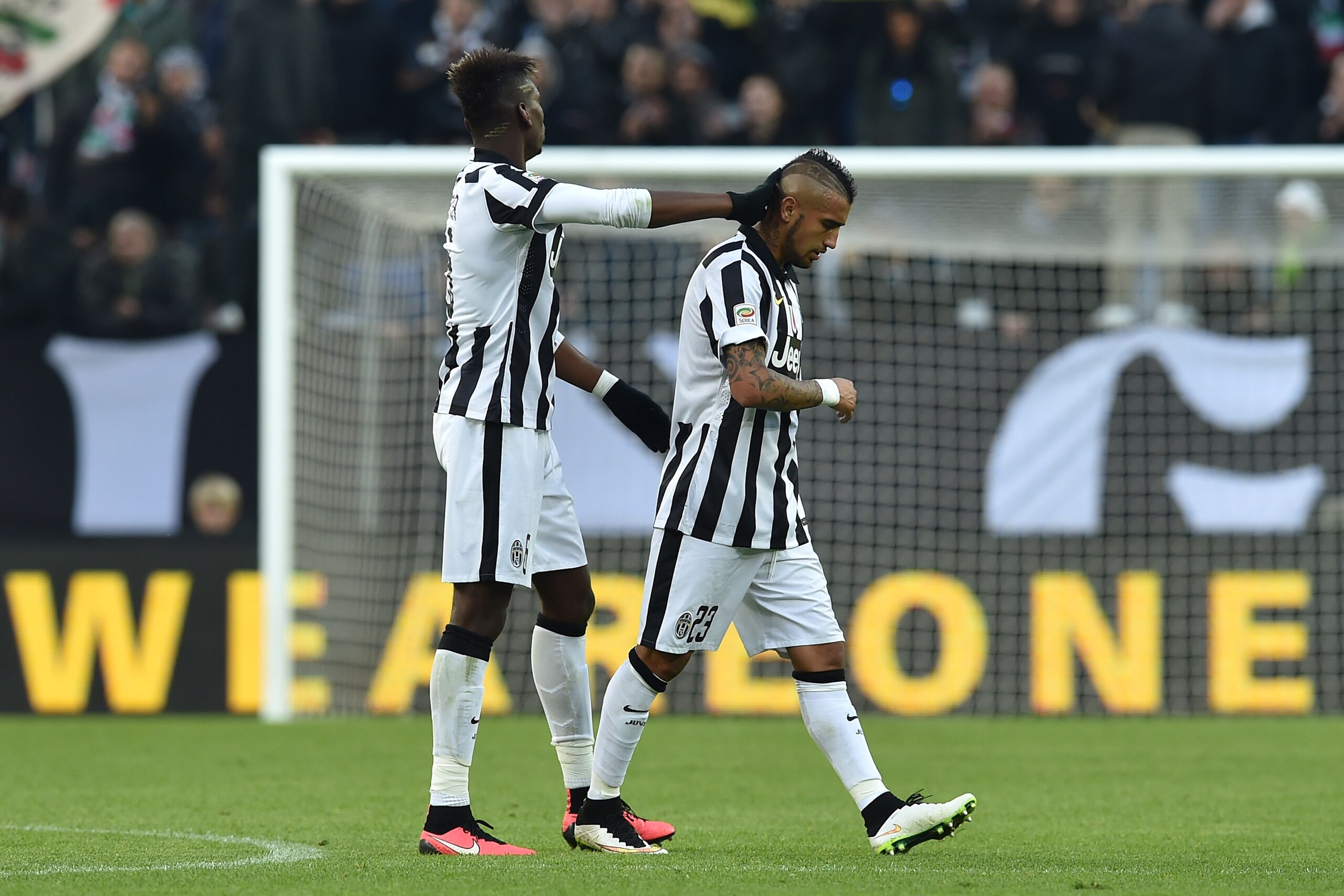 TURIN, ITALY - JANUARY 25:  Arturo Vidal (R) of Juventus FC is comforted by team-mate Paul Pogba as he is replaced during the Serie A match between Juventus FC and AC Chievo Verona at Juventus Arena on January 25, 2015 in Turin, Italy.  (Photo by Valerio 