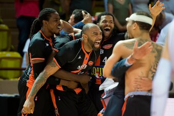 Le Mans' MVP player Romeo Travis (C) celebrates with teammates after winning the match 5 of the Elite Final of the French Basketball Championship match between Le Mans and Monaco in Monaco on June 24, 2018. (Photo by BERTRAND LANGLOIS / AFP)        (Photo