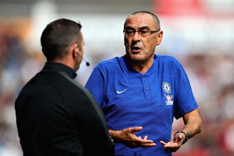 HUDDERSFIELD, ENGLAND - AUGUST 11:  Chelsea manager Maurizio Sarri talks with the fourth official during the Premier League match between Huddersfield Town and Chelsea FC at John Smith's Stadium on August 11, 2018 in Huddersfield, United Kingdom.  (Photo 