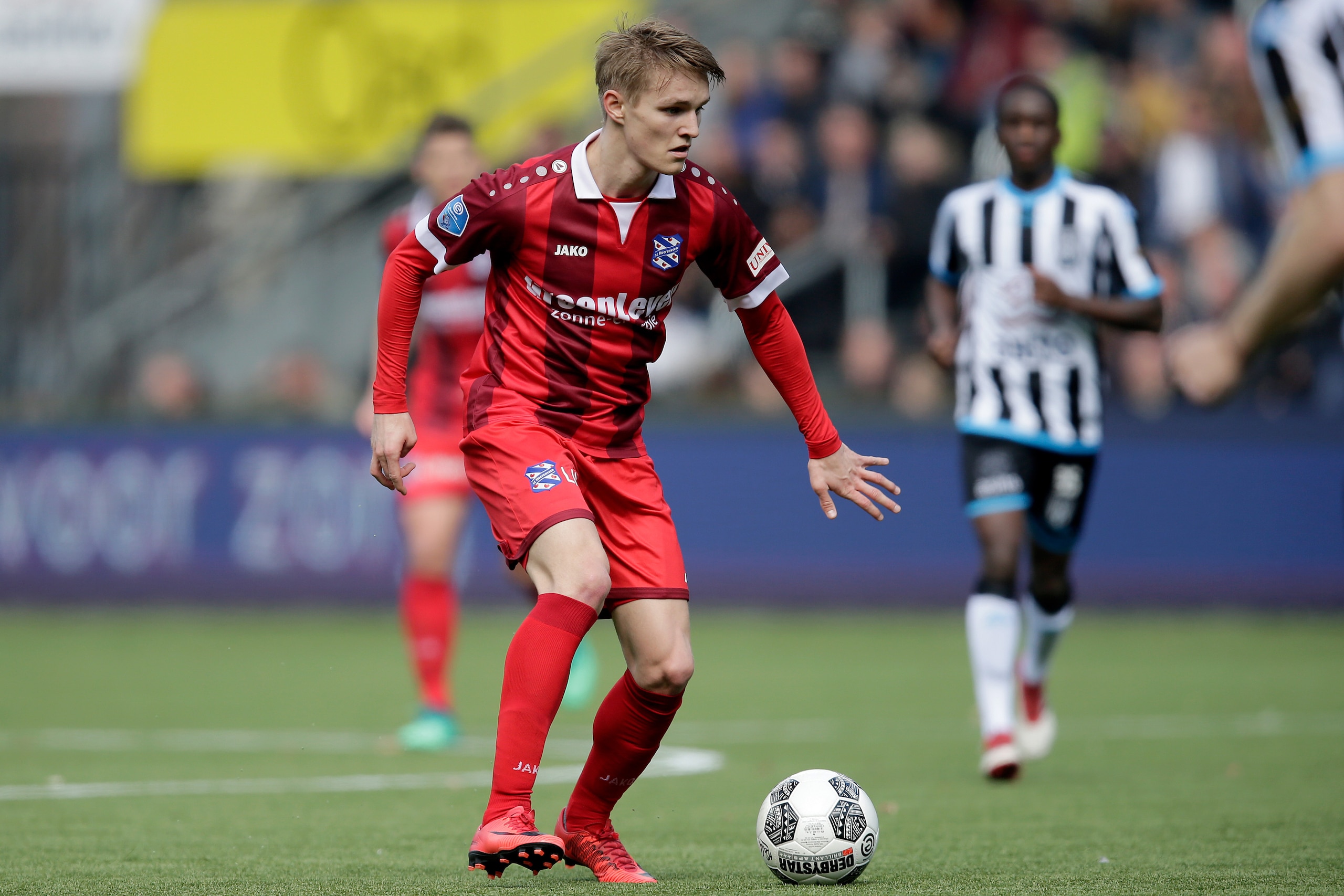 ALMELO, NETHERLANDS - APRIL 1: Martin Odegaard of SC Heerenveen  during the Dutch Eredivisie  match between Heracles Almelo v SC Heerenveen at the Polman Stadium on April 1, 2018 in Almelo Netherlands (Photo by Peter Lous/Soccrates/Getty Images)