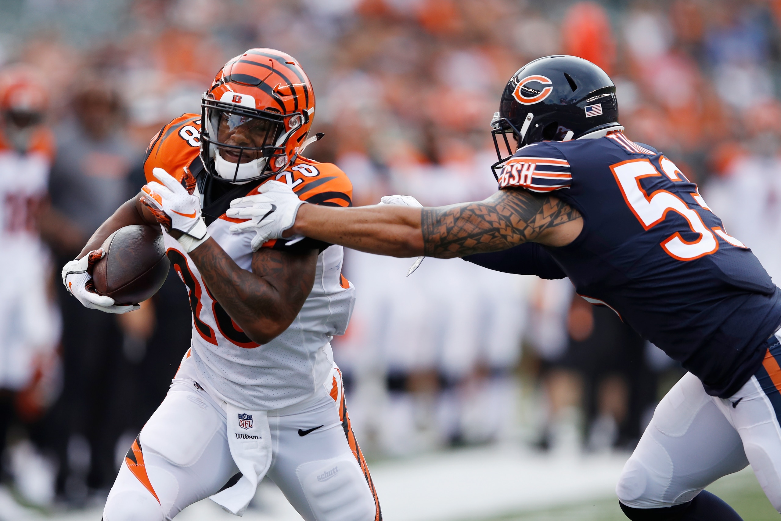 CINCINNATI, OH - AUGUST 09: Joe Mixon #28 of the Cincinnati Bengals makes a move against John Timu #53 of the Chicago Bears on his way to a 24-yard touchdown reception in the first quarter of a preseason game at Paul Brown Stadium on August 9, 2018 in Cin CINCINNATI, OH - AUGUST 09: Joe Mixon #28 of the Cincinnati Bengals makes a move against John Timu #53 of the Chicago Bears on his way to a 24-yard touchdown reception in the first quarter of a preseason game at Paul Brown Stadium on August 9, 2018 in Cin