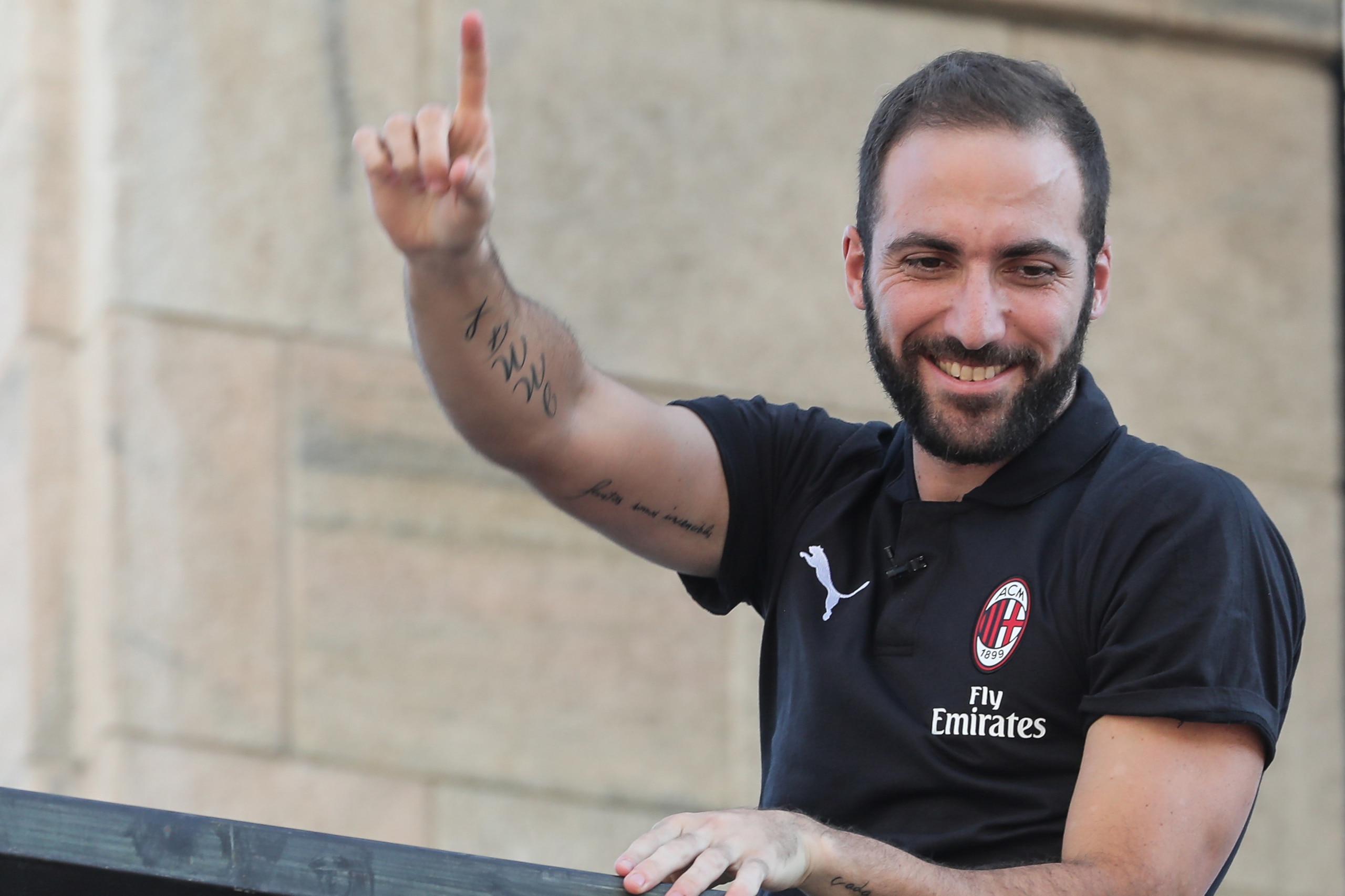 New AC Milan players Argentinian Gonzalo Higuain waves to fans from a balcony, on Milan's central Piazza Duomo square on August 3, 2018. (Photo by - / AFP)        (Photo credit should read -/AFP/Getty Images)