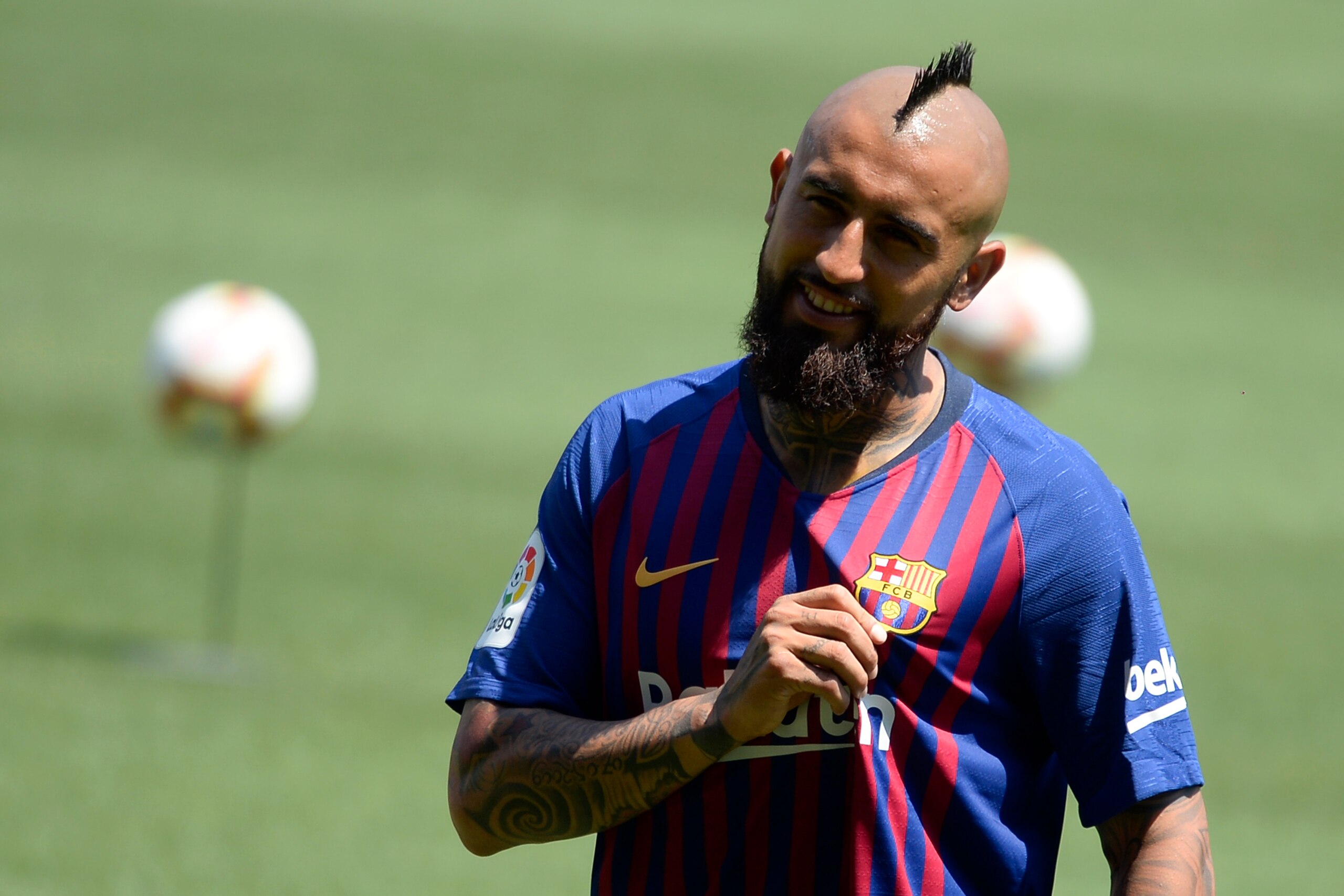 TOPSHOT - Barcelona's new player Chilean midfielder Arturo Vidal poses during his official presentation at the Camp Nou stadium in Barcelona on August 6, 2018. (Photo by Josep LAGO / AFP)        (Photo credit should read JOSEP LAGO/AFP/Getty Images)