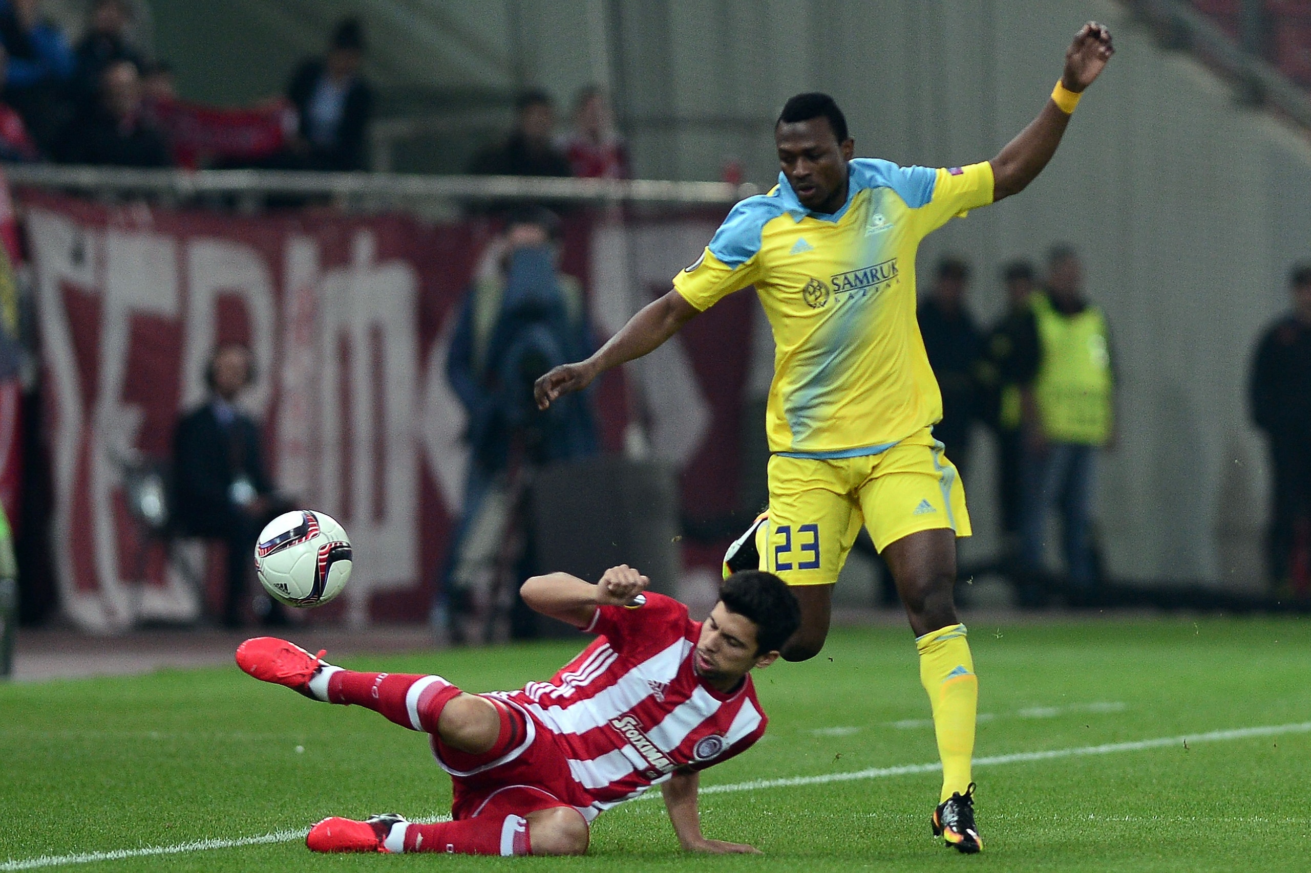 Olympiacos Piraeus' Maroccan defender Manuel da Costa (L) vies Astana's Ghanean striker Patrick Twumasi during the Europa League group B football match between Olympiacos Piraeus and Astana at the George Nikolaidis stadium in Piraeus near Athens on Octobe