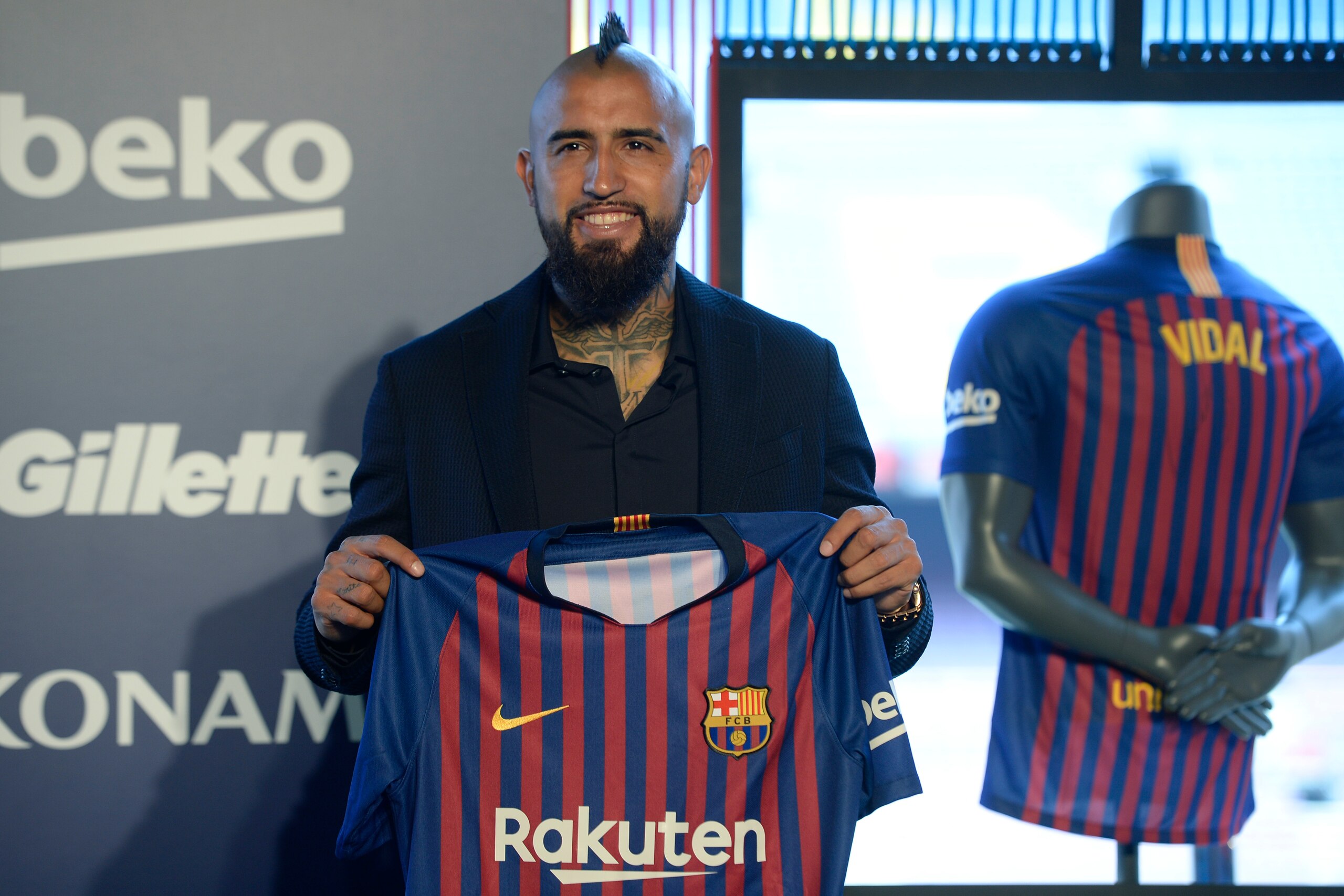 Barcelona's new player Chilean midfielder Arturo Vidal poses during his official presentation at the Camp Nou stadium in Barcelona on August 6, 2018. (Photo by Josep LAGO / AFP)        (Photo credit should read JOSEP LAGO/AFP/Getty Images)