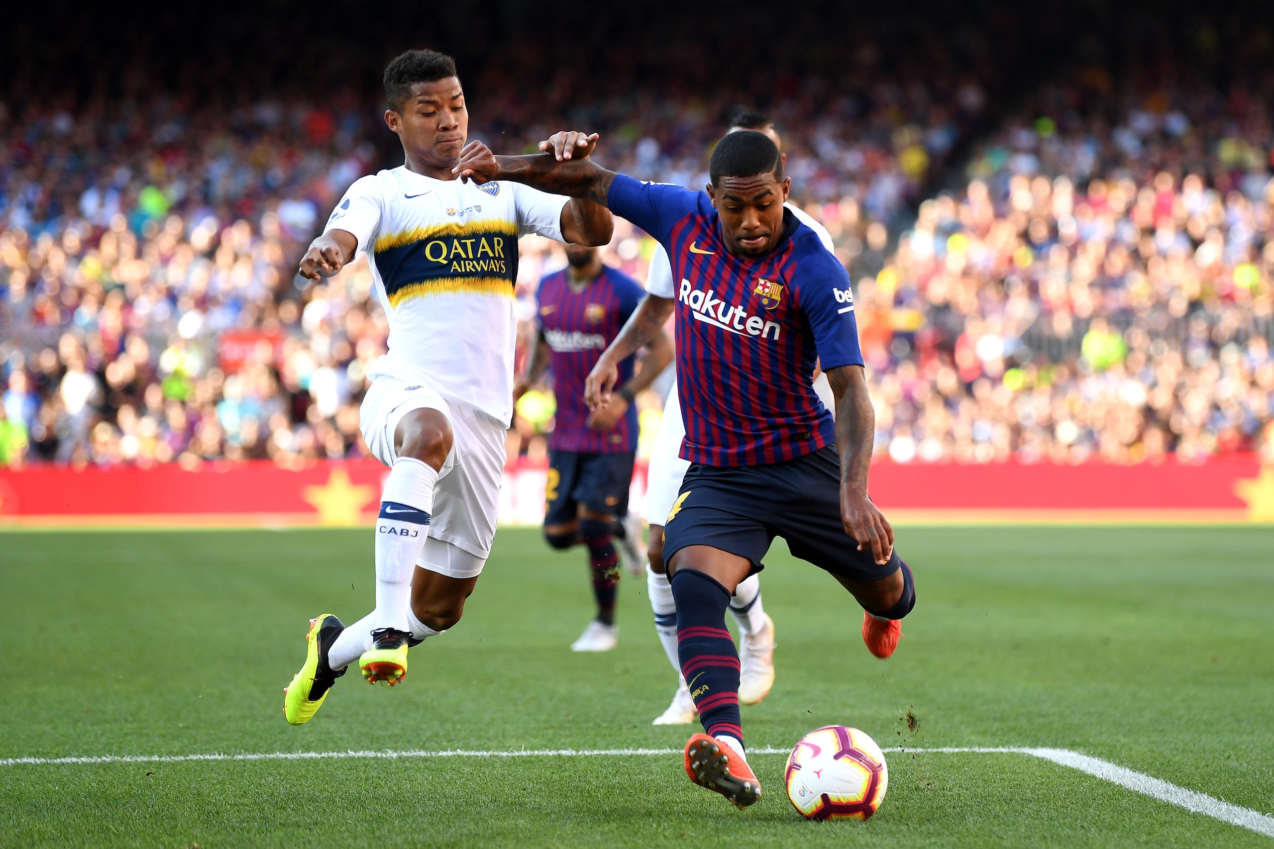 BARCELONA, SPAIN - AUGUST 15:  Malcom of Barcelona (R) and Wilmar Barrios of Boca Juniors compete for the ball during the Joan Gamper Trophy between FC Barcelona and Boca Juniors at Camp Nou on August 15, 2018 in Barcelona, Spain.  (Photo by David Ramos/G