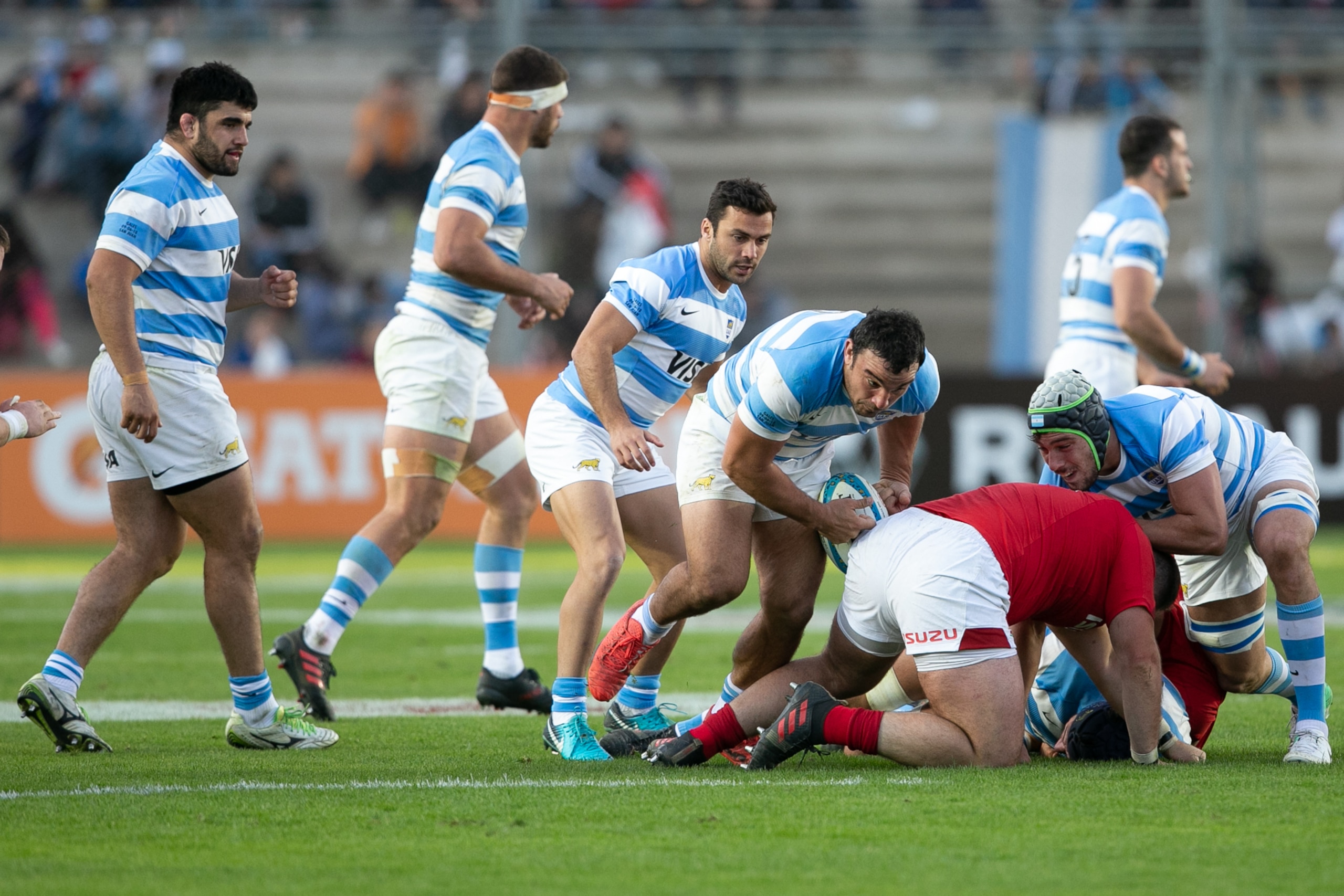 Agustin Creevy (C-R) from Argentina runs with the ball during the International Test Match between Argentina and Wales at the San Juan del Bicentenario Stadium, on Saturday, June 9, 2018 in San Juan, Argentina. (Photo by Juan José Gasparini / AFP)        