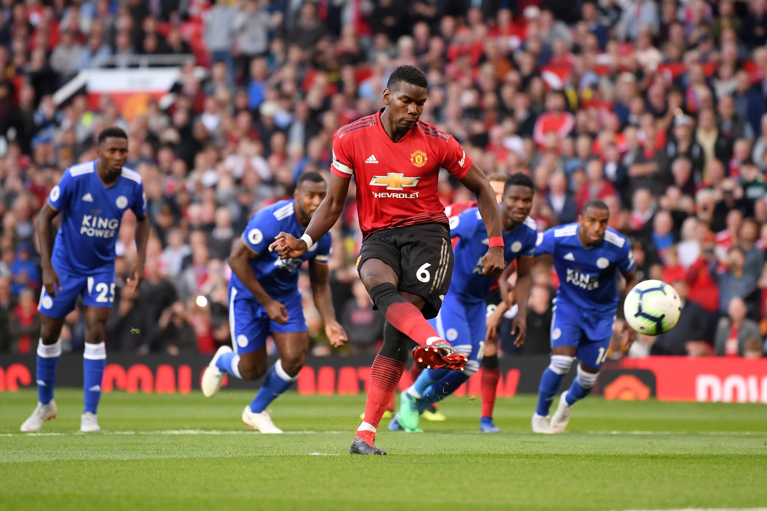 MANCHESTER, ENGLAND - AUGUST 10:  Paul Pogba of Manchester United scores his team's first goal during the Premier League match between Manchester United and Leicester City at Old Trafford on August 10, 2018 in Manchester, United Kingdom.  (Photo by Lauren