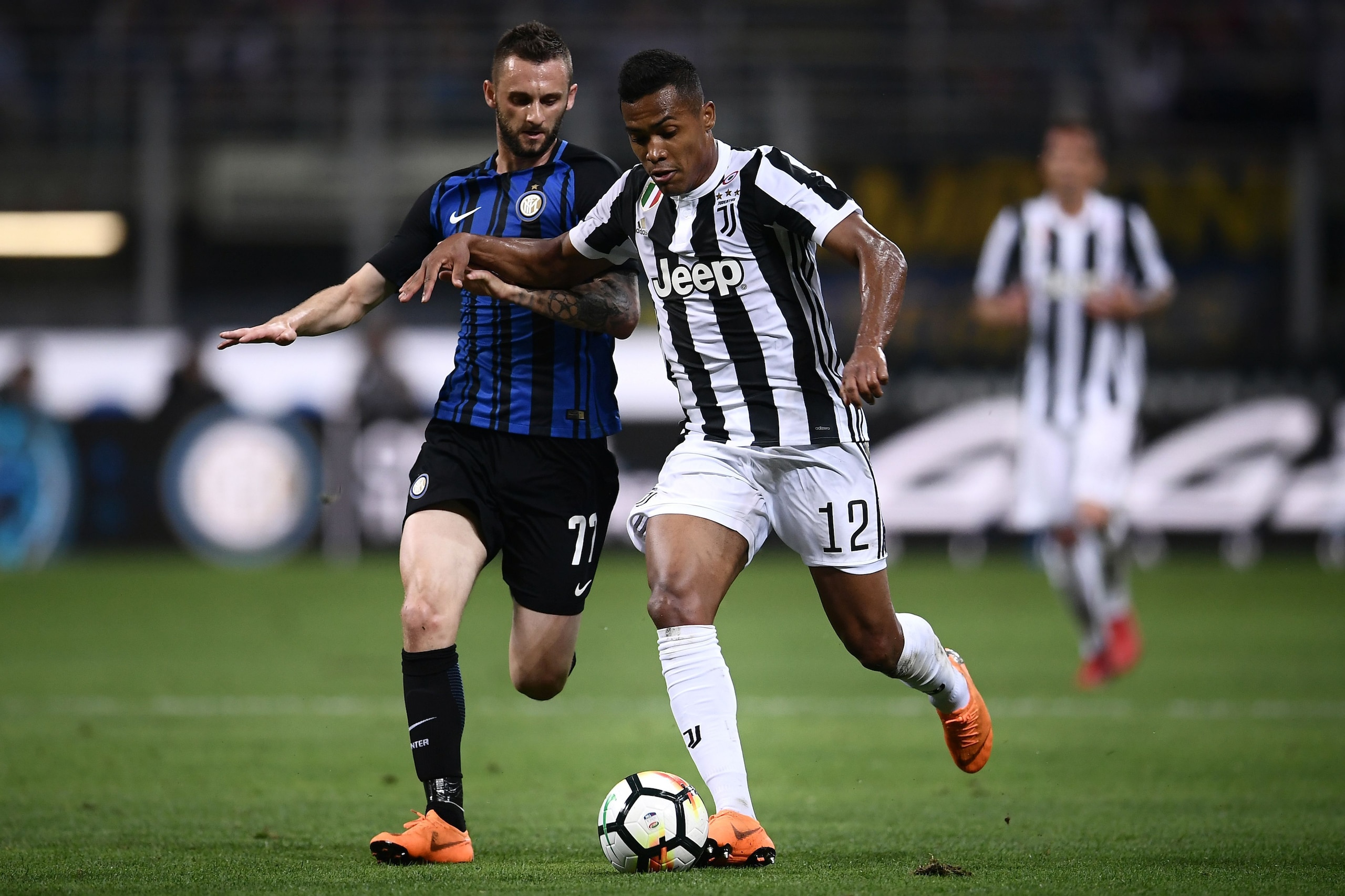 Inter Milan's midfielder Marcelo Brozovic from Croatia (L) fights for the ball with Juventus' defender Alex Sandro from Brazil during the Italian Serie A football match Inter Milan vs Juventus on April 28, 2018 at the 'San Siro Stadium' in Milan. (Photo b Inter Milan's midfielder Marcelo Brozovic from Croatia (L) fights for the ball with Juventus' defender Alex Sandro from Brazil during the Italian Serie A football match Inter Milan vs Juventus on April 28, 2018 at the 'San Siro Stadium' in Milan. (Photo b