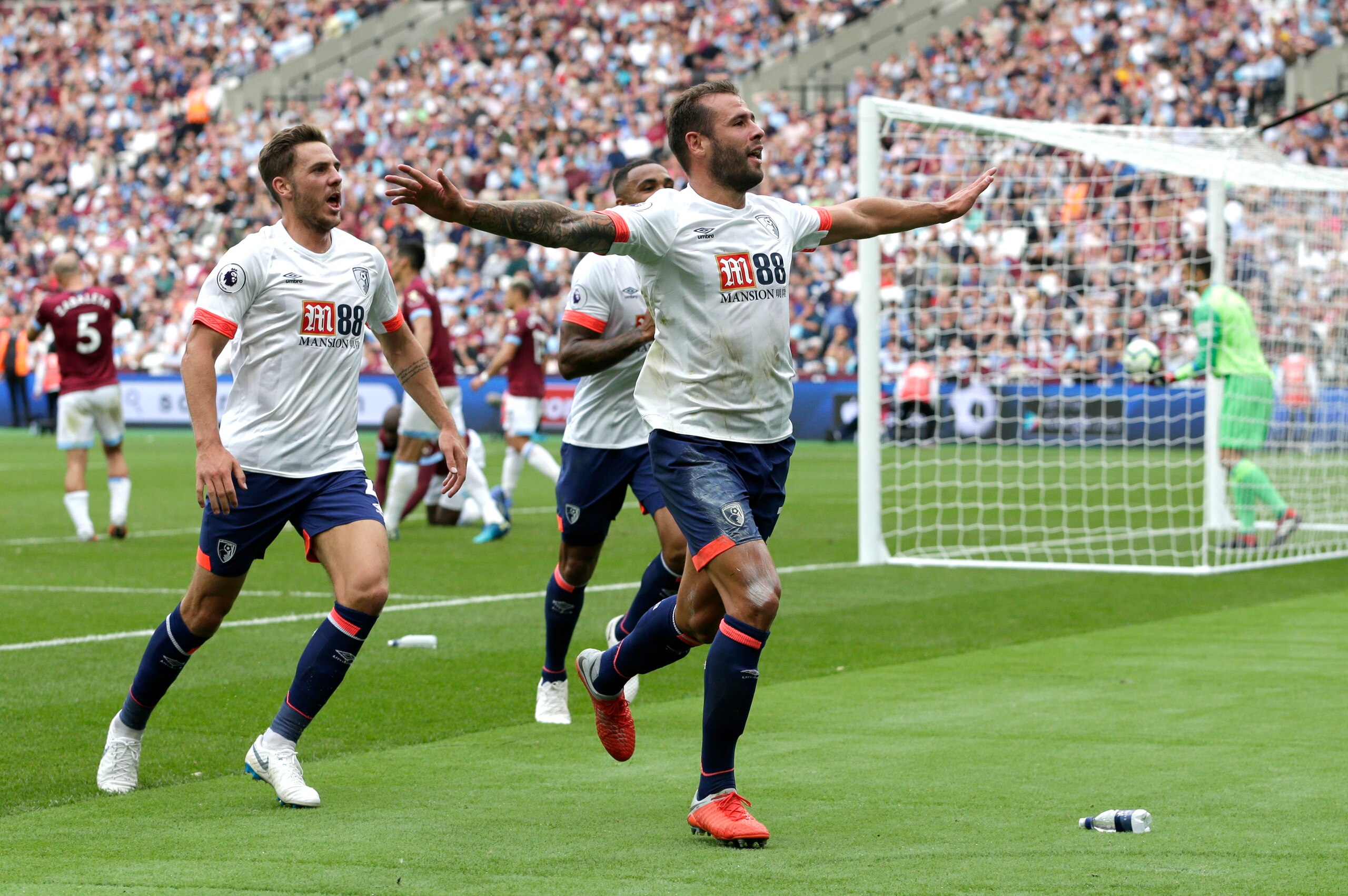 LONDON, ENGLAND - AUGUST 18:  Steve Cook of AFC Bournemouth celebrates scoring his side's second goal with team mates during the Premier League match between West Ham United and AFC Bournemouth at London Stadium on August 18, 2018 in London, United Kingdo