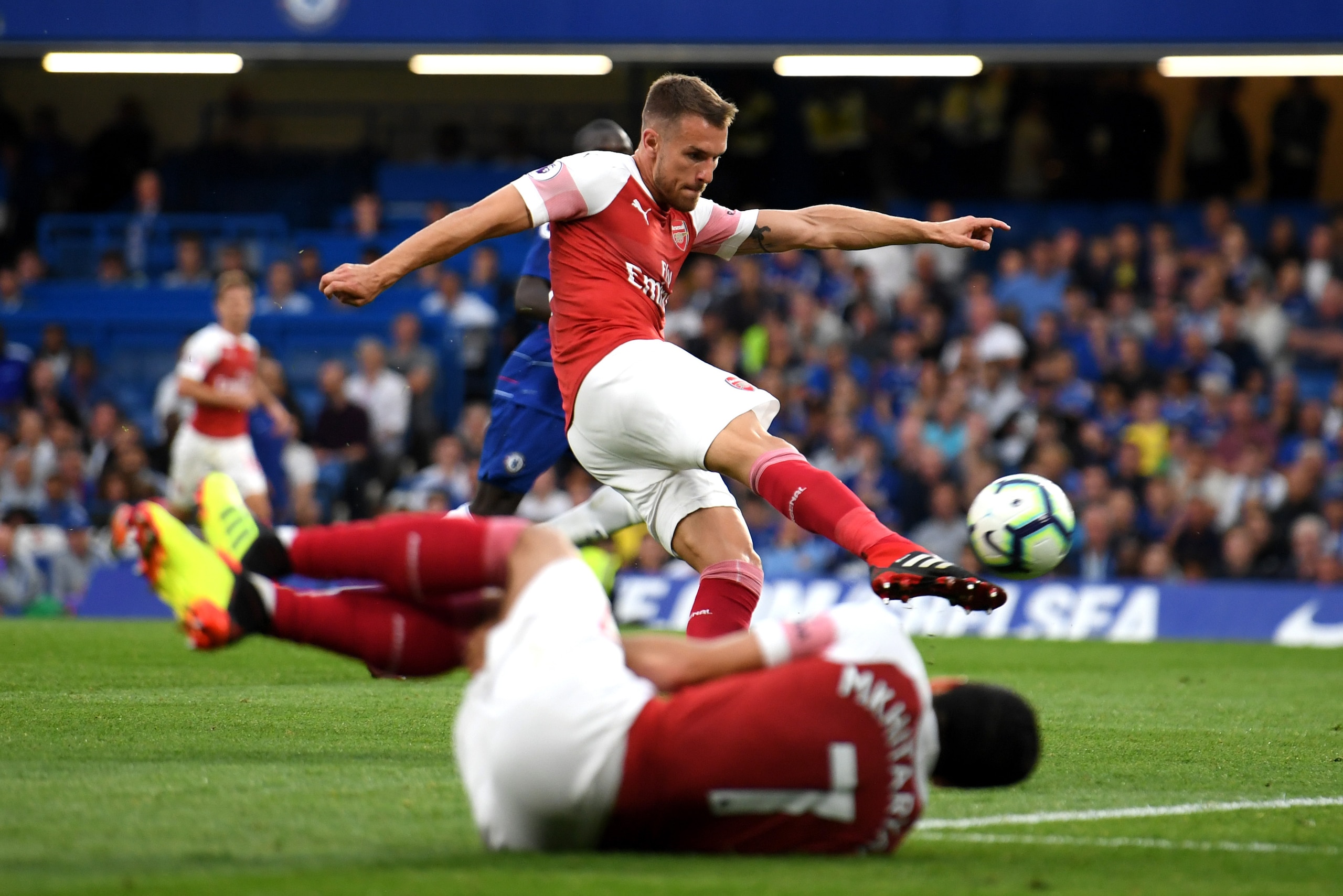 LONDON, ENGLAND - AUGUST 18:  Aaron Ramsey of Arsenal shoots and misses during the Premier League match between Chelsea FC and Arsenal FC at Stamford Bridge on August 18, 2018 in London, United Kingdom.  (Photo by Mike Hewitt/Getty Images)