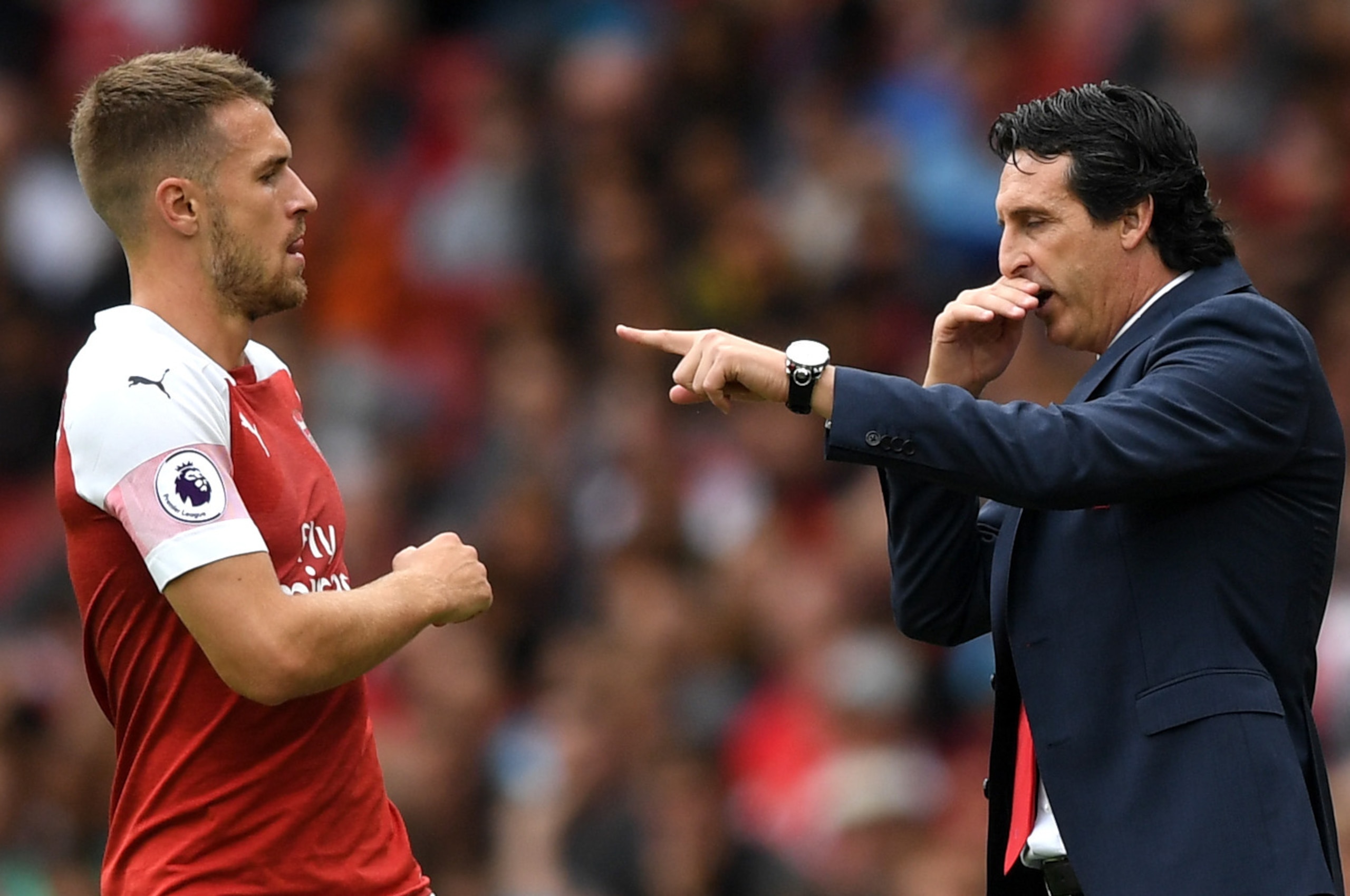LONDON, ENGLAND - AUGUST 12:  Unai Emery, Manager of Arsenal gives instructions to Aaron Ramsey of Arsenal during the Premier League match between Arsenal FC and Manchester City at Emirates Stadium on August 12, 2018 in London, United Kingdom.  (Photo by 