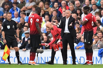 Manchester United's Portuguese manager Jose Mourinho (C) gestures as he talks with his players Manchester United's Belgian striker Romelu Lukaku (L) and Manchester United's French midfielder Paul Pogba (R) during the English Premier League football match 