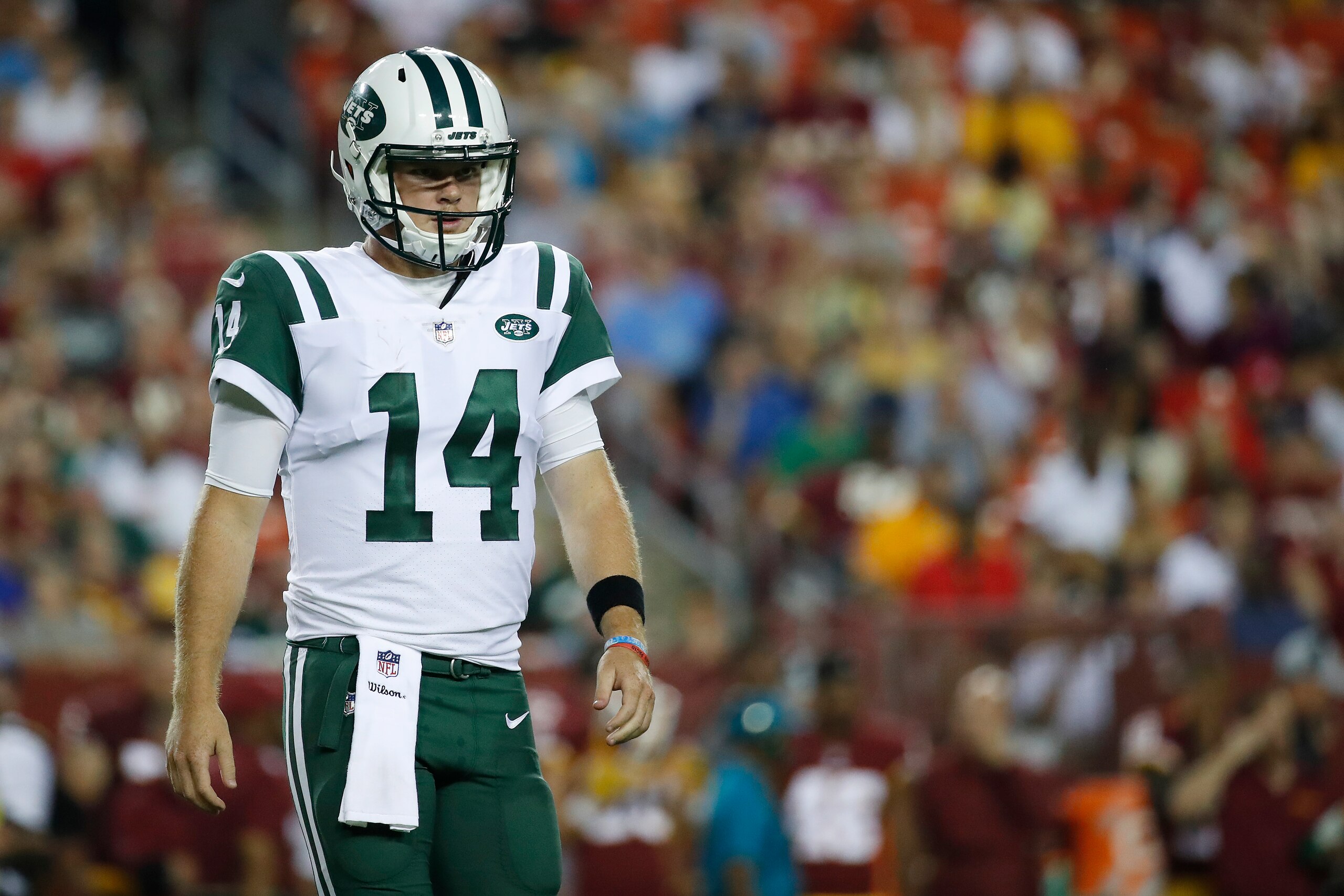 LANDOVER, MD - AUGUST 16: Quarterback Sam Darnold #14 of the New York Jets in action against the Washington Redskins in the first half of a preseason game at FedExField on August 16, 2018 in Landover, Maryland. (Photo by Patrick McDermott/Getty Images)