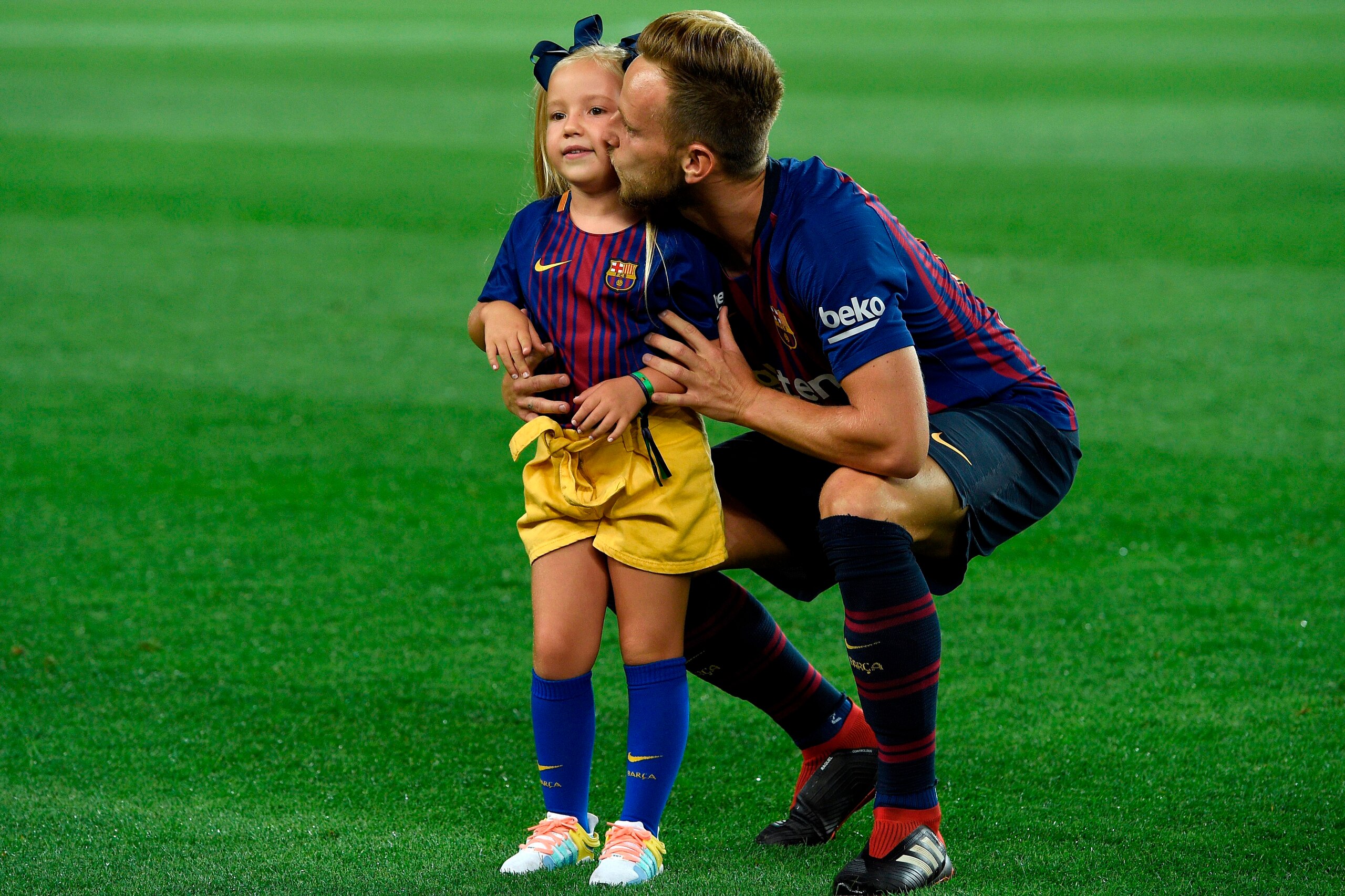 Barcelona's Croatian midfielder Ivan Rakitic poses with his daughter Althea before the Spanish league football match between Barcelona and Alaves at the Camp Nou stadium in Barcelona on August 18, 2018. (Photo by LLUIS GENE / AFP)        (Photo credit sho