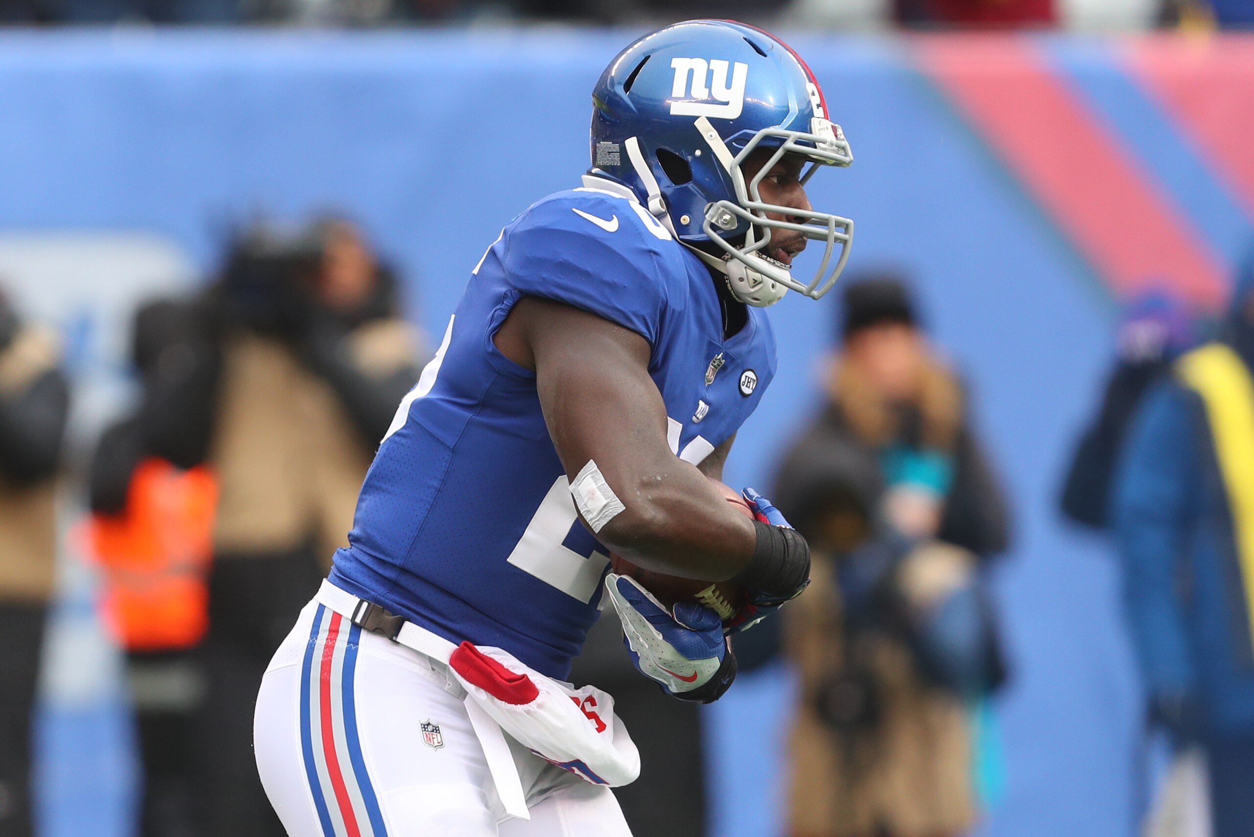 EAST RUTHERFORD, NJ - DECEMBER 31: Orleans Darkwa #26 of the New York Giants runs with the ball during the first quarter of their game against the Washington Redskins at MetLife Stadium on December 31, 2017 in East Rutherford, New Jersey. (Photo by Ed Mul