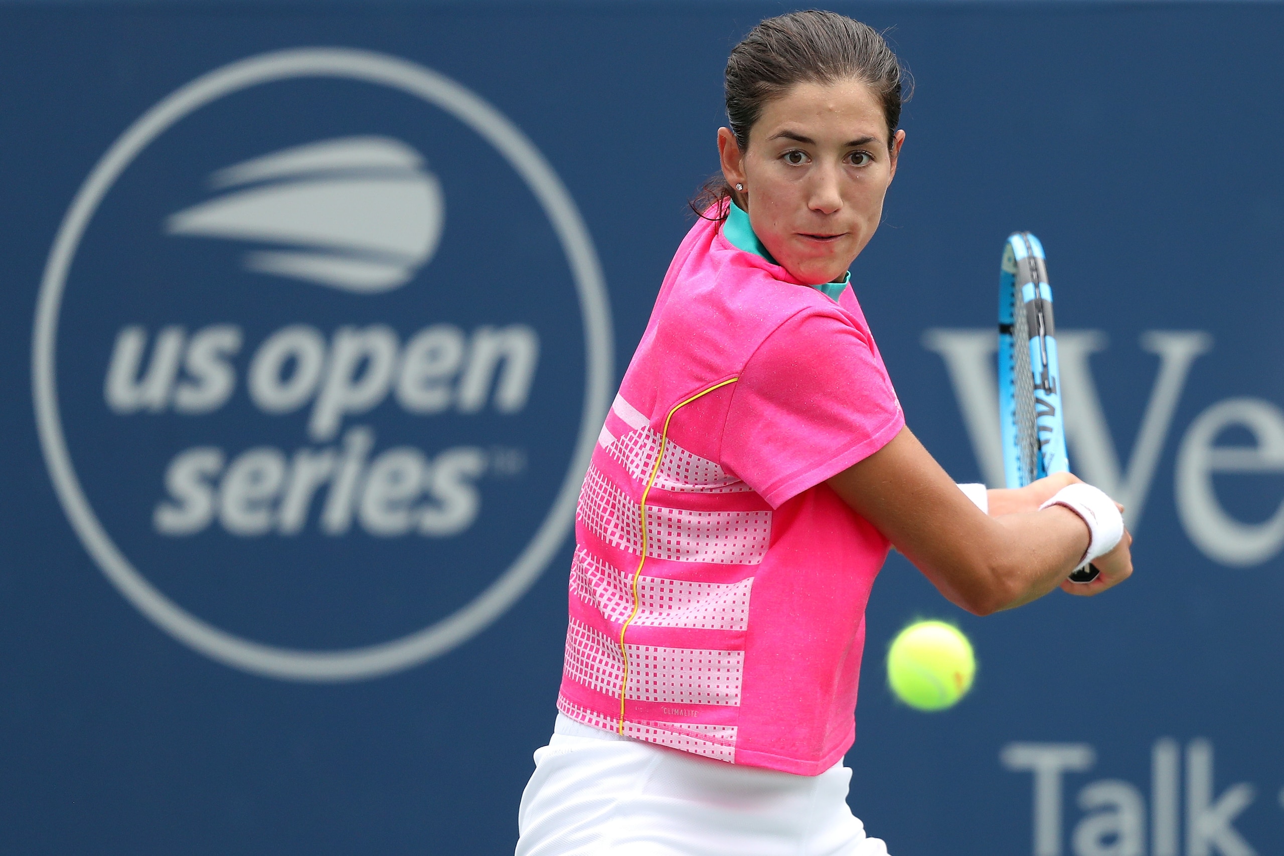 MASON, OH - AUGUST 15:  Garbine Muguruza of Spain returns a shot to Lesia Tsurenko of Ukraine during the Western & Southern Open at Lindner Family Tennis Center on August 15, 2018 in Mason, Ohio.  (Photo by Matthew Stockman/Getty Images)