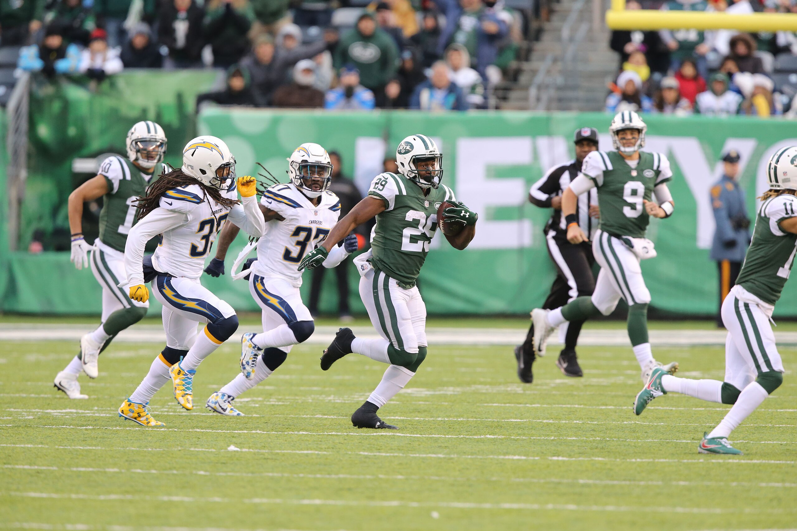 EAST RUTHERFORD, NJ - DECEMBER 24: Running Back Bilal Powell #29 of the New York Jets in action against the Los Angeles Chargers in an NFL game at MetLife Stadium on December 24, 2017 in East Rutherford, New Jersey. (Photo by Al Pereira/Getty Images) EAST RUTHERFORD, NJ - DECEMBER 24: Running Back Bilal Powell #29 of the New York Jets in action against the Los Angeles Chargers in an NFL game at MetLife Stadium on December 24, 2017 in East Rutherford, New Jersey. (Photo by Al Pereira/Getty Images)