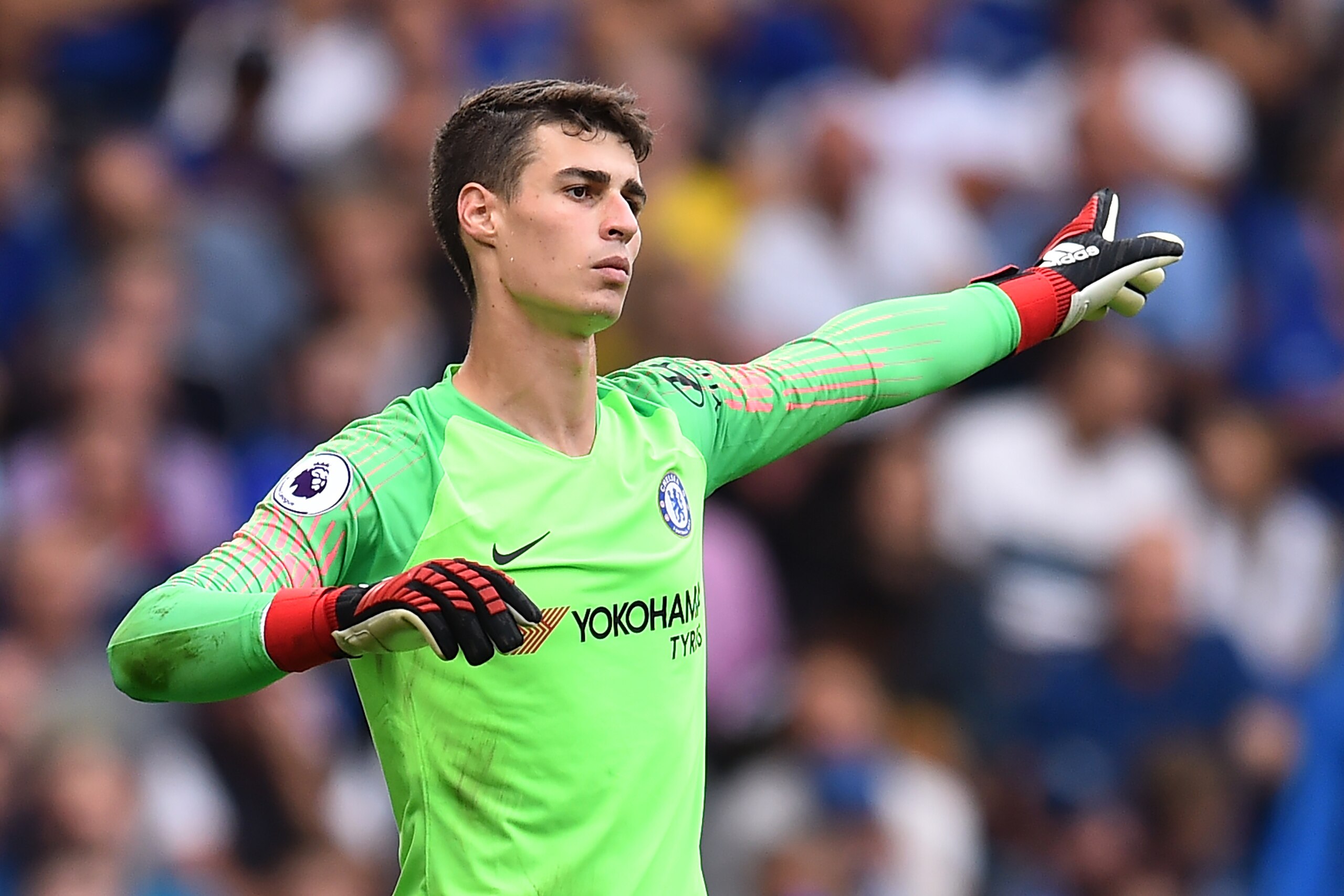 Chelsea's Spanish goalkeeper Kepa Arrizabalaga gestures during the English Premier League football match between Chelsea and Arsenal at Stamford Bridge in London on August 18, 2018. (Photo by Glyn KIRK / AFP) / RESTRICTED TO EDITORIAL USE. No use with una