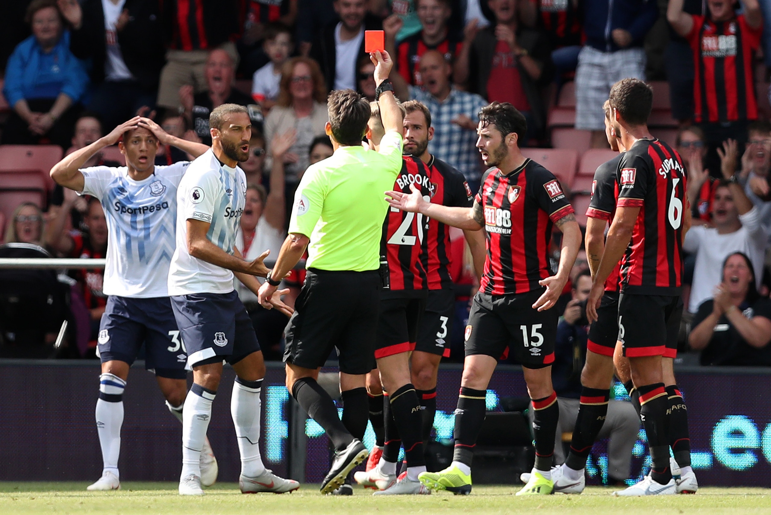 BOURNEMOUTH, ENGLAND - AUGUST 25: Richarlison of Everton is shown a red card by referee, Lee Probert during the Premier League match between AFC Bournemouth and Everton FC at Vitality Stadium on August 25, 2018 in Bournemouth, United Kingdom. (Photo by BOURNEMOUTH, ENGLAND - AUGUST 25: Richarlison of Everton is shown a red card by referee, Lee Probert during the Premier League match between AFC Bournemouth and Everton FC at Vitality Stadium on August 25, 2018 in Bournemouth, United Kingdom. (Photo by