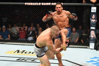 LINCOLN, NE - AUGUST 25:  (R-L) Eryk Anders knocks out Tim Williams with a kick in their middleweight fight during the UFC Fight Night event at Pinnacle Bank Arena on August 25, 2018 in Lincoln, Nebraska. (Photo by Josh Hedges/Zuffa LLC/Zuffa LLC via Gett