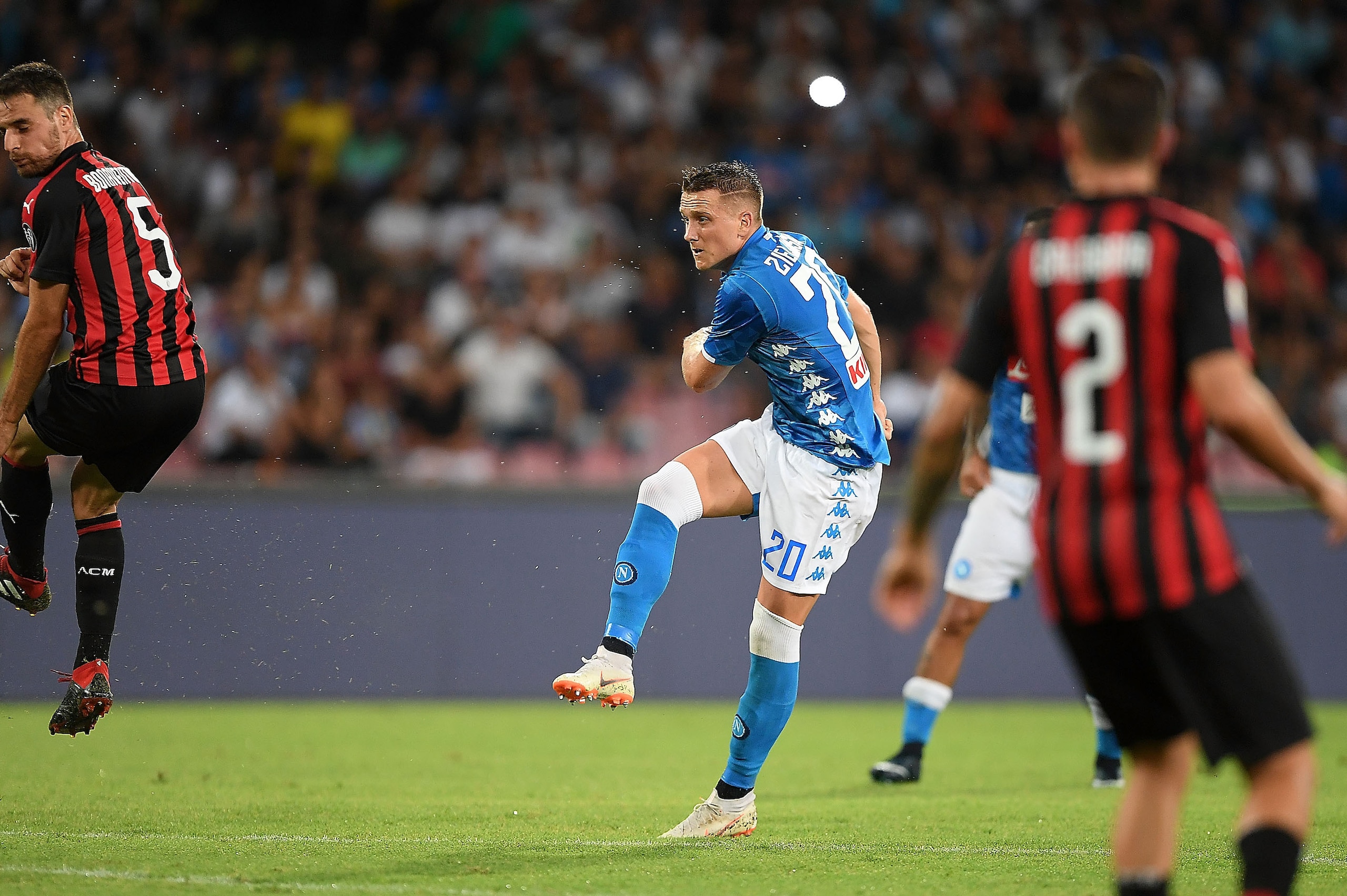 NAPLES, ITALY - AUGUST 25: Piotr Zielinski of SSC Napoli scores the 2-2 goal during the serie A match between SSC Napoli and AC Milan at Stadio San Paolo on August 25, 2018 in Naples, Italy.  (Photo by Francesco Pecoraro/Getty Images)
