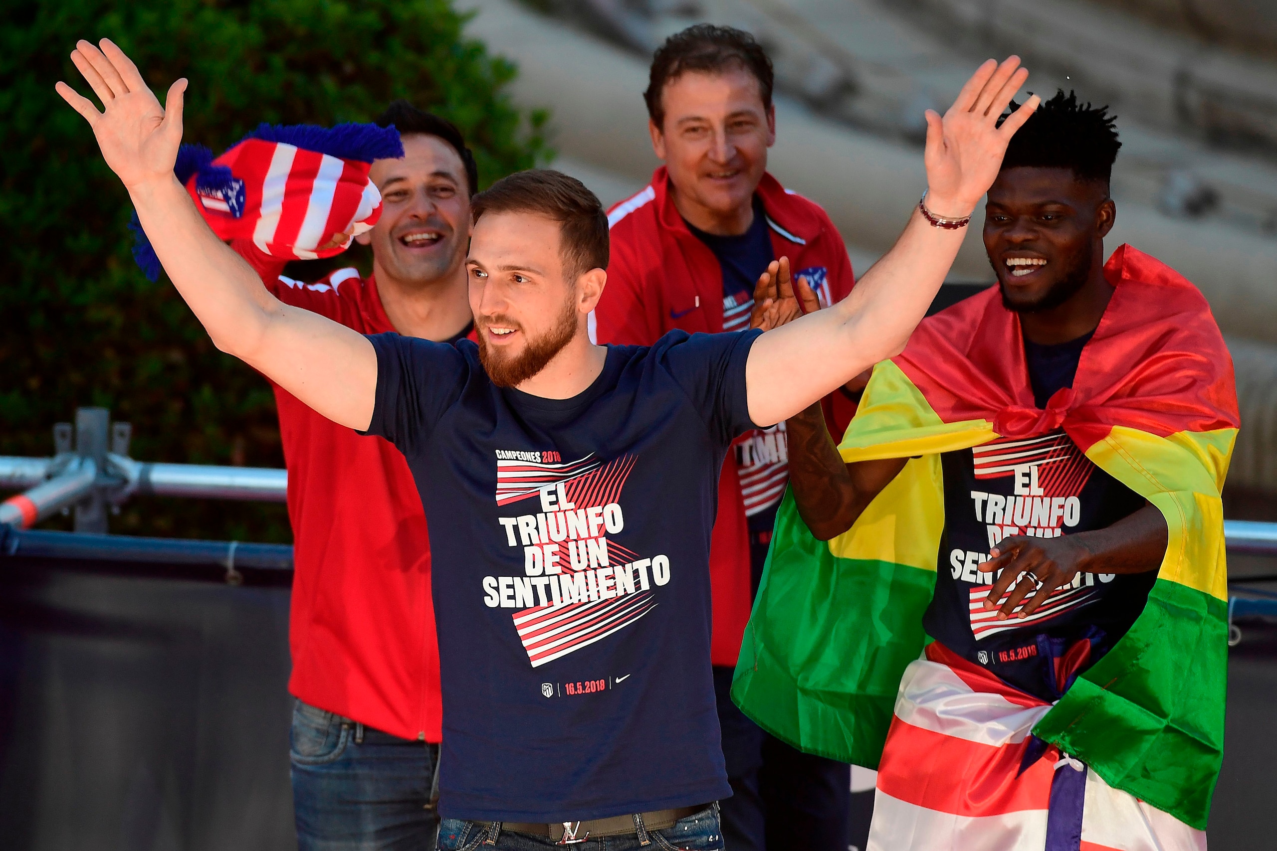 Atletico Madrid's Slovenian goalkeeper Jan Oblak waves at supporters during celebrations for their Europa League victory at the Fountain of Neptune in Madrid on May 18, 2018. (Photo by JAVIER SORIANO / AFP) (Photo credit should read JAVIER SORIANO/ Atletico Madrid's Slovenian goalkeeper Jan Oblak waves at supporters during celebrations for their Europa League victory at the Fountain of Neptune in Madrid on May 18, 2018. (Photo by JAVIER SORIANO / AFP) (Photo credit should read JAVIER SORIANO/