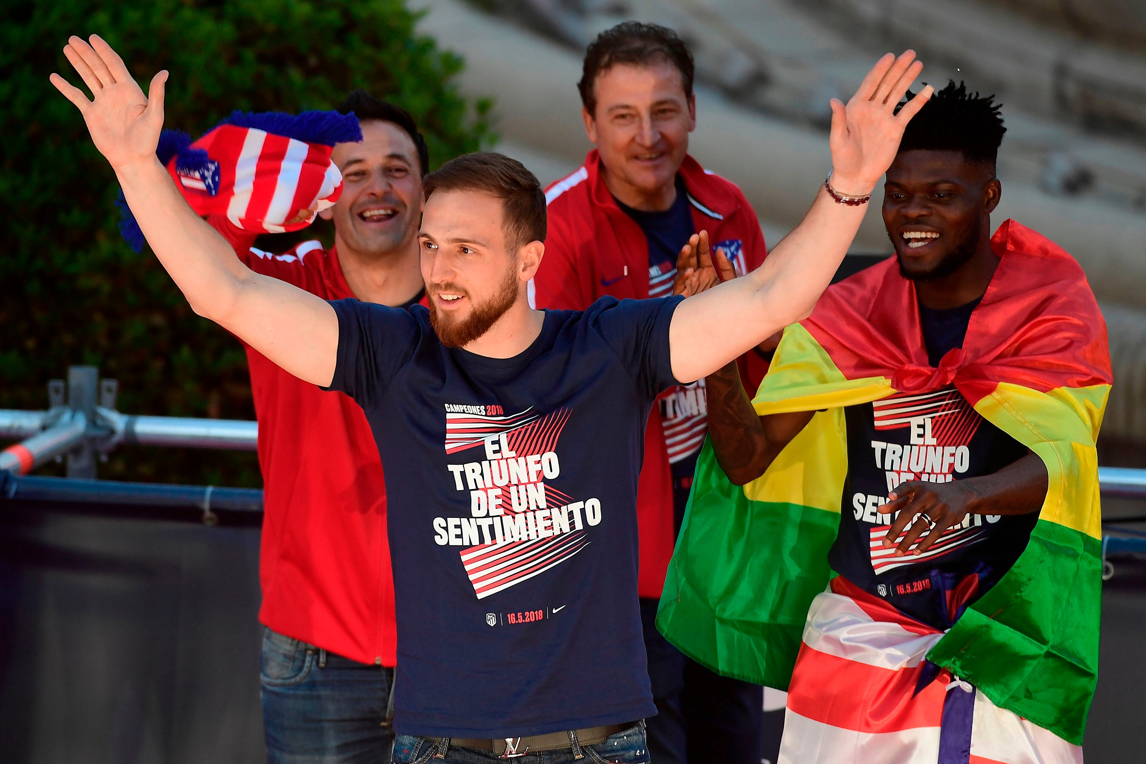 Atletico Madrid's Slovenian goalkeeper Jan Oblak waves at supporters during celebrations for their Europa League victory at the Fountain of Neptune in Madrid on May 18, 2018. (Photo by JAVIER SORIANO / AFP) (Photo credit should read JAVIER SORIANO/ Atletico Madrid's Slovenian goalkeeper Jan Oblak waves at supporters during celebrations for their Europa League victory at the Fountain of Neptune in Madrid on May 18, 2018. (Photo by JAVIER SORIANO / AFP) (Photo credit should read JAVIER SORIANO/