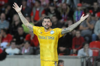 Mateja Kezman of BATE Borisov gestures as he reacts during their UEFA Champions League group H football match between Viktoria Plzen and BATE Borisov on September 13, 2011 in Prague.    AFP PHOTO/ MICHAL CIZEK (Photo credit should read MICHAL CIZEK/AFP/Ge
