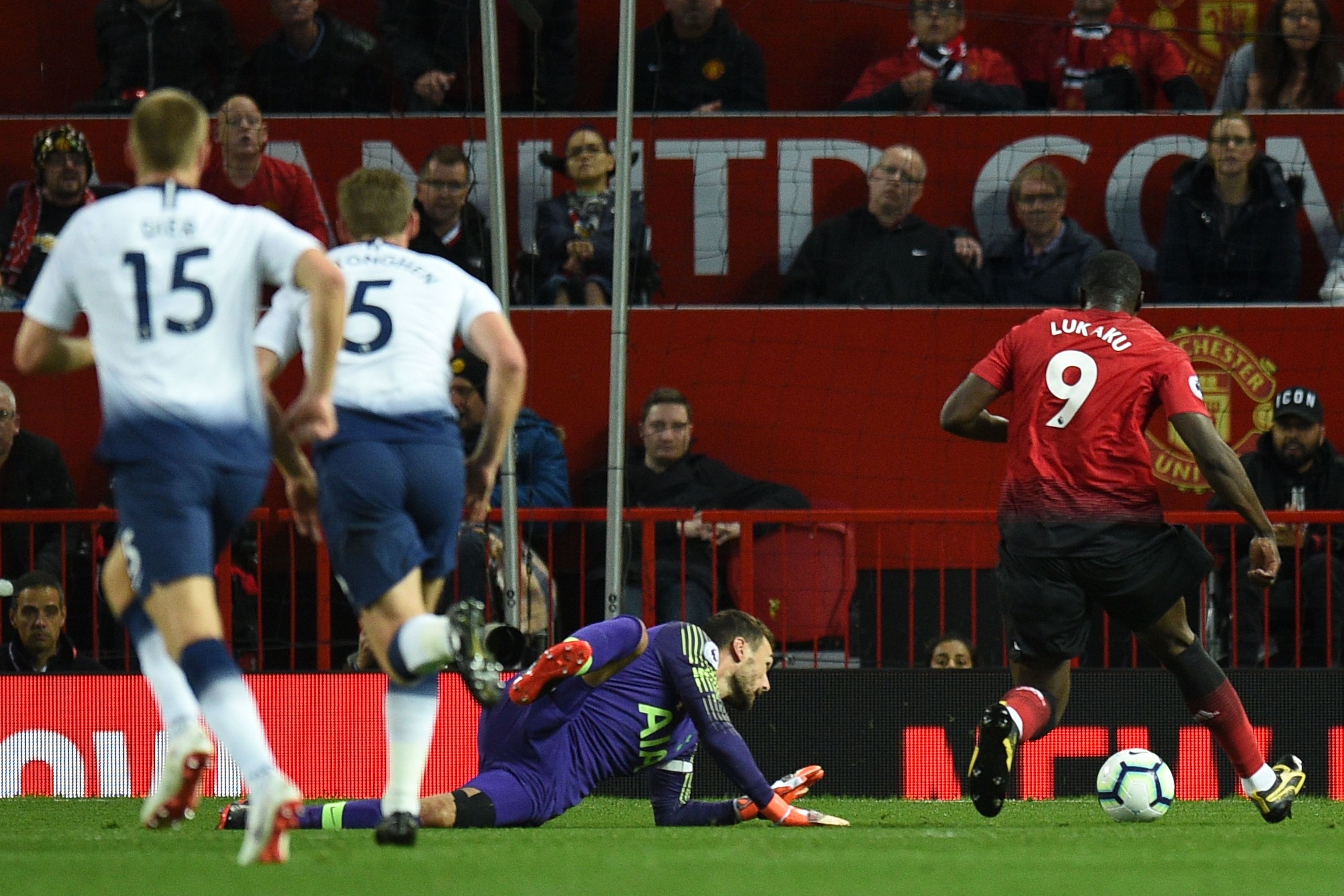 Manchester United's Belgian striker Romelu Lukaku (R) beats Tottenham Hotspur's French goalkeeper Hugo Lloris (C) and sends his shot wide during the English Premier League football match between Manchester United and Tottenham Hotspur at Old Trafford in M