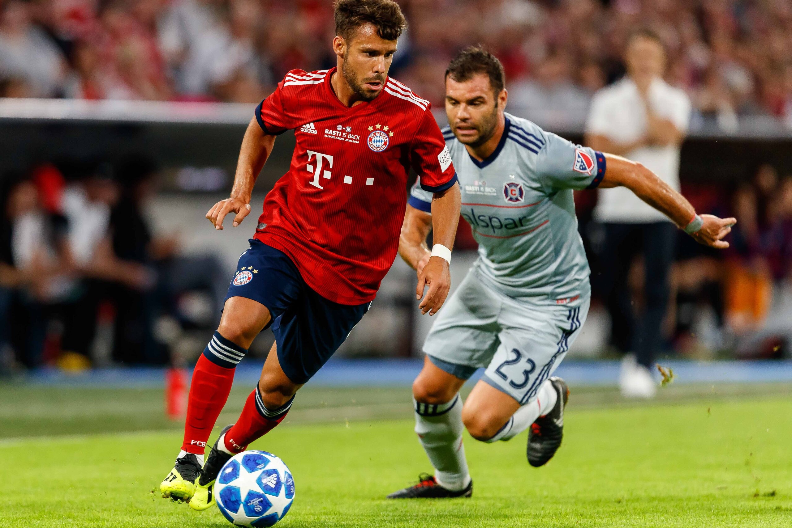 MUNICH, GERMANY - AUGUST 28: Juan Bernat of Bayern Muenchen controls the ball during the friendly match between FC Bayern Muenchen and Chicago Fire at Allianz Arena on August 28, 2018 in Munich, Germany. (Photo by TF-Images/Getty Images)