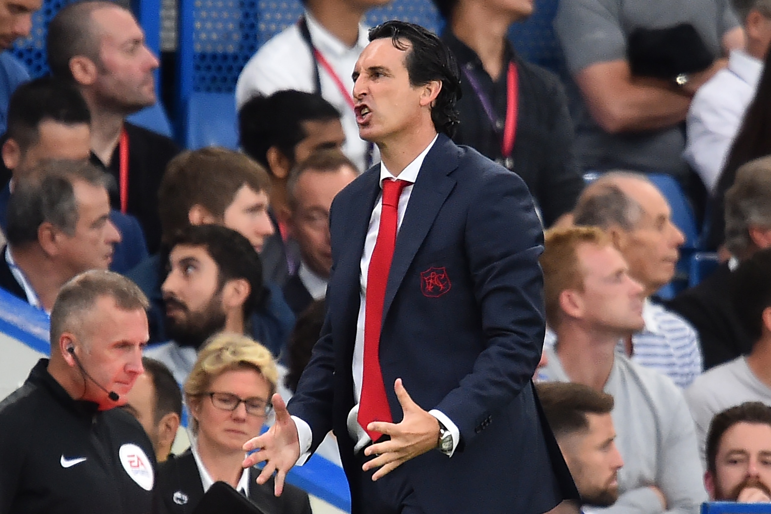 Arsenal's Spanish head coach Unai Emery gestures on the touchline during the English Premier League football match between Chelsea and Arsenal at Stamford Bridge in London on August 18, 2018. (Photo by Glyn KIRK / AFP) / RESTRICTED TO EDITORIAL USE. No us Arsenal's Spanish head coach Unai Emery gestures on the touchline during the English Premier League football match between Chelsea and Arsenal at Stamford Bridge in London on August 18, 2018. (Photo by Glyn KIRK / AFP) / RESTRICTED TO EDITORIAL USE. No us