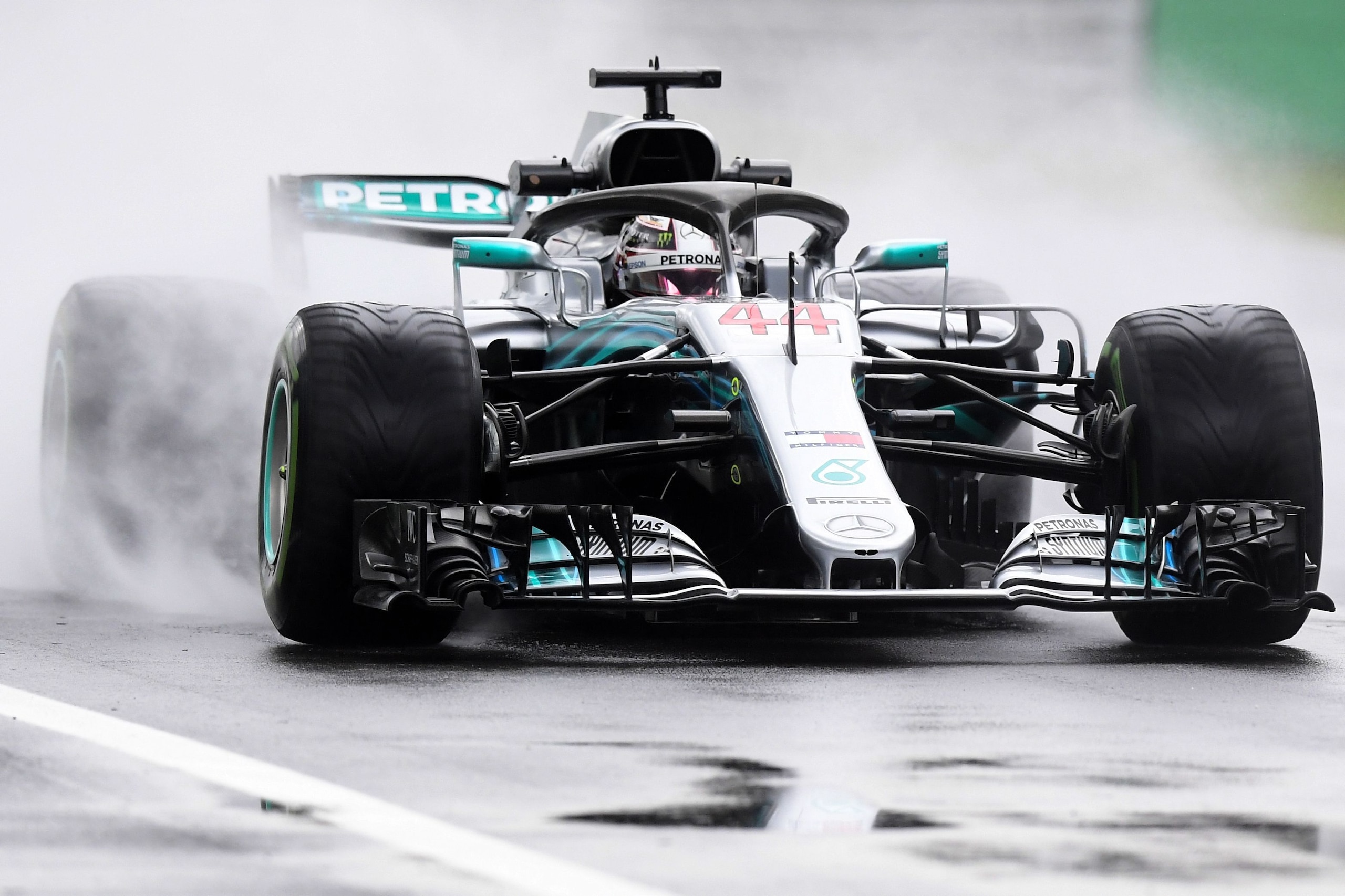 Mercedes' British driver Lewis Hamilton drives as it rains during the first practice session at the Autodromo Nazionale circuit in Monza on August 31, 2018 ahead of the Italian Formula One Grand Prix. (Photo by Miguel MEDINA / AFP)        (Photo credit sh