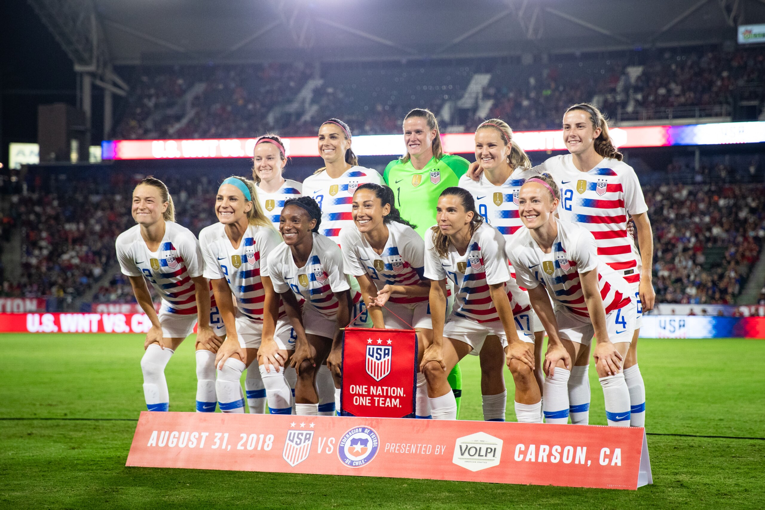 CARSON, CA - AUGUST 31: The U.S. Women's National team poses for a team photo before the friendly match against Chile at StubHub Center on August 31, 2018 in Carson, California. (Photo by Meg Oliphant/Getty Images)