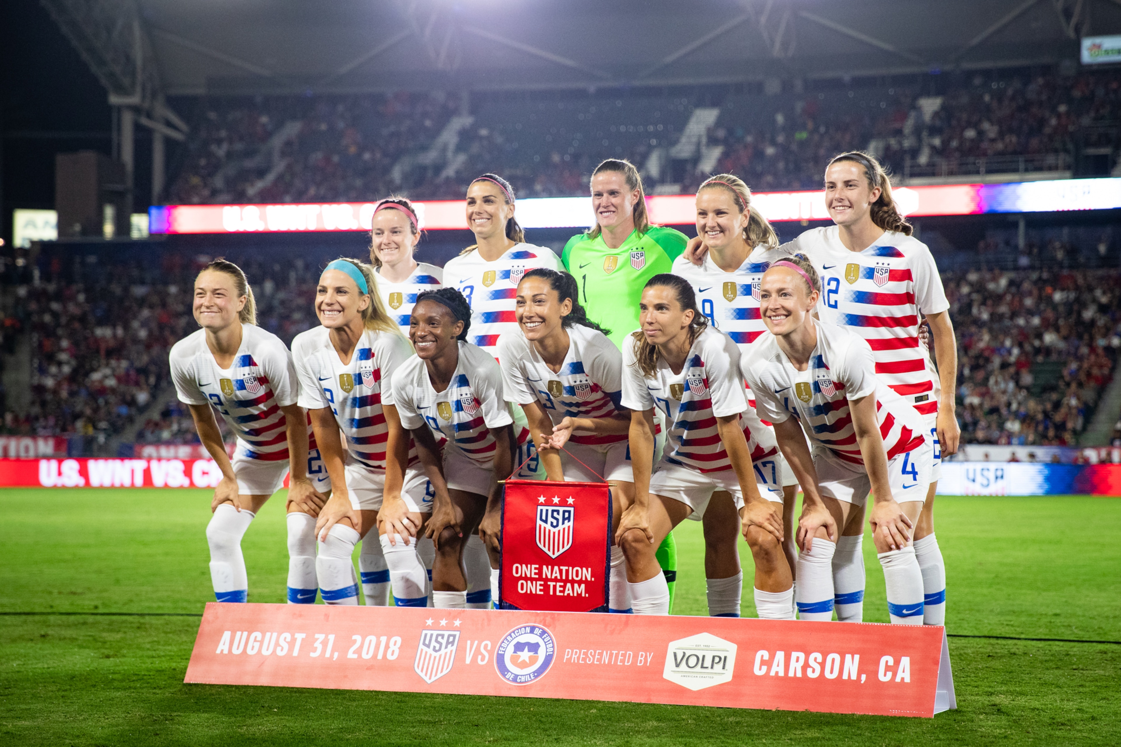 CARSON, CA - AUGUST 31: The U.S. Women's National team poses for a team photo before the friendly match against Chile at StubHub Center on August 31, 2018 in Carson, California. (Photo by Meg Oliphant/Getty Images)