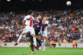 BARCELONA, SPAIN - SEPTEMBER 02: Gerard Pique of FC Barcelona heads the towards goal during the La Liga match between FC Barcelona and SD Huesca at Camp Nou on September 2, 2018 in Barcelona, Spain.  (Photo by David Ramos/Getty Images)