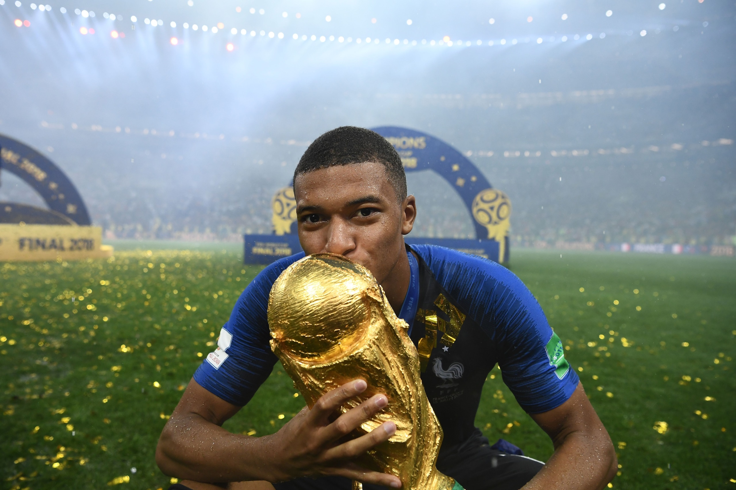 TOPSHOT - France's forward Kylian Mbappe kisses the World Cup trophy after the Russia 2018 World Cup final football match between France and Croatia at the Luzhniki Stadium in Moscow on July 15, 2018. (Photo by FRANCK FIFE / AFP) / RESTRICTED TO EDITORIAL